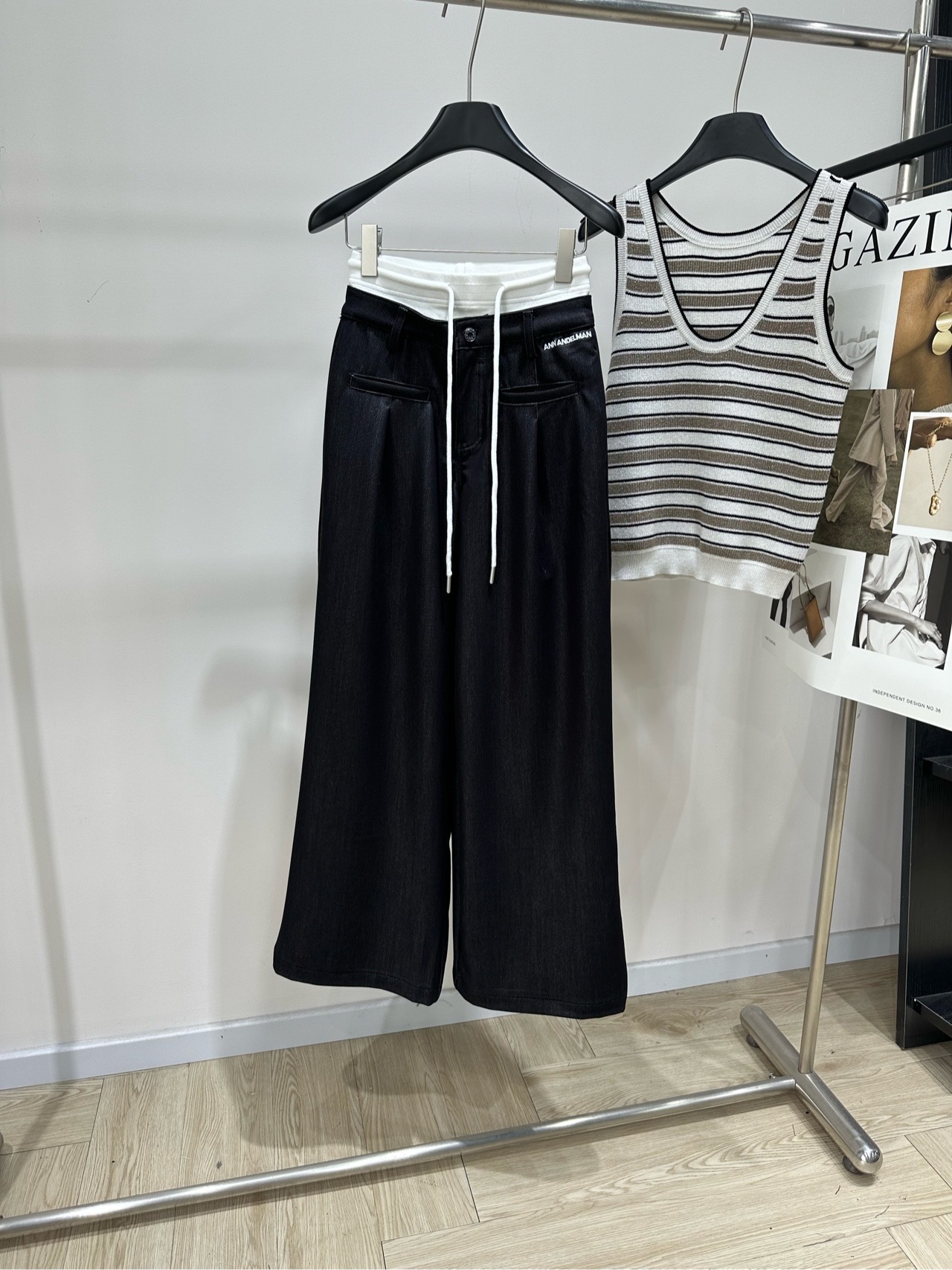 NO:891434,[Ann black and white double waist drawstring casual trousers] Fabric polyester fiber spandex blend color black and white color matching ANN ANDELMAN 2026 new summer double waist wide leg pants low waist design + drawstring details, fashionable and practical!  The fabric has perfect drape, is skin-friendly and comfortable. It modifies the legs to look slimmer and is friendly to pear-shaped figures. The black color is versatile and can be easily used for commuting, daily life and vacation. Pair it with a white shirt or striped vest for a cool Korean style!  Both texture and design are suitable for sisters who pursue a sense of luxury. Flat size S waist 62 micro-elastic, hip 96, trouser length 104 M waist 66 micro-elastic, hip 100, trouser length 105 L waist 70 micro-elastic, hip 104, trouser length 106 There will be an error of 2 to 3cm in manual measurement, which is normal, shirts,19860909【Ann黑白双腰头抽绳休闲长裤】 面料聚酯纤维氨纶混纺 颜色黑白拼色 ANN ANDELMAN 2026夏季新款双腰阔腿裤 低腰设计+抽绳细节,时髦又实用！ 面料垂坠感满分,亲肤舒适 修饰腿型超显瘦,梨形身材友好 黑色百搭,通勤、日常、度假都能轻松驾驭 搭配白衬衫或条纹背心,韩系清冷风get！ 质感与设计感兼具 适合追求高级感的姐妹们 平铺尺码 S腰围62微弹力,臀围96,裤长104 M腰围66微弹力,臀围100,裤长105 L腰围70微弹力,臀围104,裤长106 手工测量会有2～3cm误差属于正常范围,,shirts,,Women's clothing