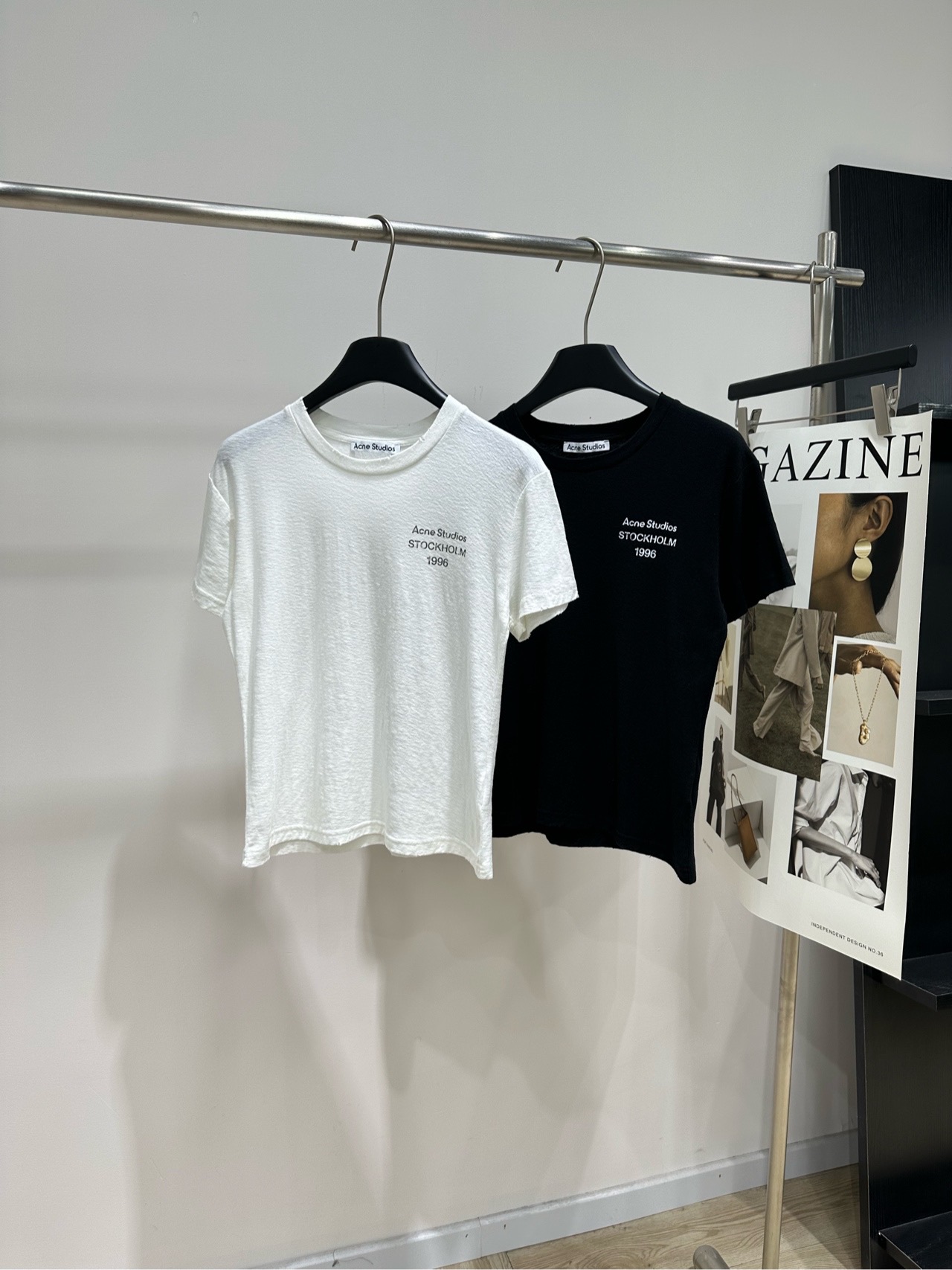 NO:891420,[AC black and white side letter print round neck short-sleeved T-shirt] Fabric snowflake cotton Color white, black Acne Studios 1996 digital short-sleeved T-shirt Pure cotton material, soft and skin-friendly, super comfortable for daily wear! Right shoulder design + brand letters on the chest, simple and recognizable. Small and loose fit, strong tolerance, white and black classic and versatile. It looks stylish with jeans or casual pants. It is easy to get a lazy and relaxed style~ The brand is famous for its minimalism and high quality. This T-shirt is also a must-have classic item in the wardrobe! Flat size S shoulder width 43, bust 88, length 52, sleeve length 15 M shoulder width 44, chest 92, length 53, sleeve length 16 L shoulder width 45, chest 96, length 54, sleeve length 17 Manual measurement will have an error of 2 to 3cm, which is within the normal range, Acne studios, dior, jeans, T-shirt, tees, t-shirt,19860909【AC黑白侧字母印花圆领短袖T】 面料雪花棉 颜色白色、黑色 Acne Studios 1996数字短袖T恤 纯棉材质,柔软亲肤,日常穿着超舒适！ 正肩设计+胸前品牌字母 简约又有辨识度 小宽松版型,包容性强,白色黑色经典百搭 随手搭牛仔裤或休闲裤都很有型 轻松get慵懒松弛风～ 品牌以极简和高品质著称 这件T恤也是衣橱必备经典单品！ 平铺尺码 S肩宽43,胸围88,衣长52,袖长15 M肩宽44,胸围92,衣长53,袖长16 L肩宽45,胸围96,衣长54,袖长17 手工测量会有2～3cm误差属于正常范围,,acne studios,dior,jeans,T-shirt,tees，t-shirt,,Women's clothing