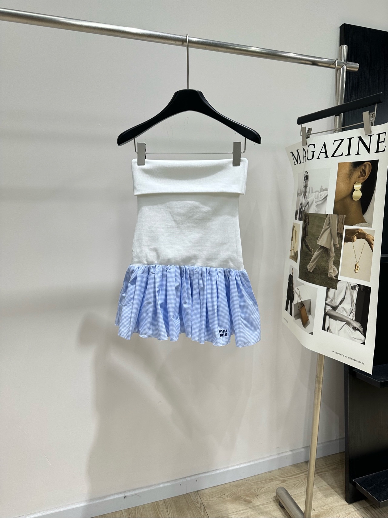 NO:892433,[M white with blue and fine plaid stitching to touch the chest dress], fabric cotton blend, color white and blue plaid, 26 new spring and summer dress Miu** style girly ceiling, white and blue stitching tube top skirt replica of college style romance, the upper part is neat and slim, and outlines the lines. The blue and white plaid pleated skirt at the hem has a sense of breathing. The low-key brand logo hides ingenuity. Sweet but not greasy, age-reducing atmosphere. Easily grasp the vitality of the daughter. Flat size  S bust 66 stretch, skirt length 62 M bust 70 stretch, skirt length 63 L bust 74 stretch, skirt length 64 There will be an error of 2 to 3cm in manual measurement, which is within the normal range,,miumiu,skirts,19860909【M白拼蓝细格拼接摸胸连衣裙】 ,面料棉混纺 颜色白拼蓝格 26春夏新品 连衣裙 Miu**系少女感天花板 白蓝拼接抹胸裙复刻学院风浪漫 上半段利落修身勾勒线条 下摆蓝白格纹百褶裙摆自带灵动呼吸感 低调品牌标识暗藏巧思 甜而不腻的减龄氛围 轻松拿捏元气千金造型 平铺尺码 S胸围66弹力,裙长62 M胸围70弹力,裙长63 L胸围74弹力,裙长64 手工测量会有2～3cm误差属于正常范围,,miumiu,skirts,,Women's clothing
