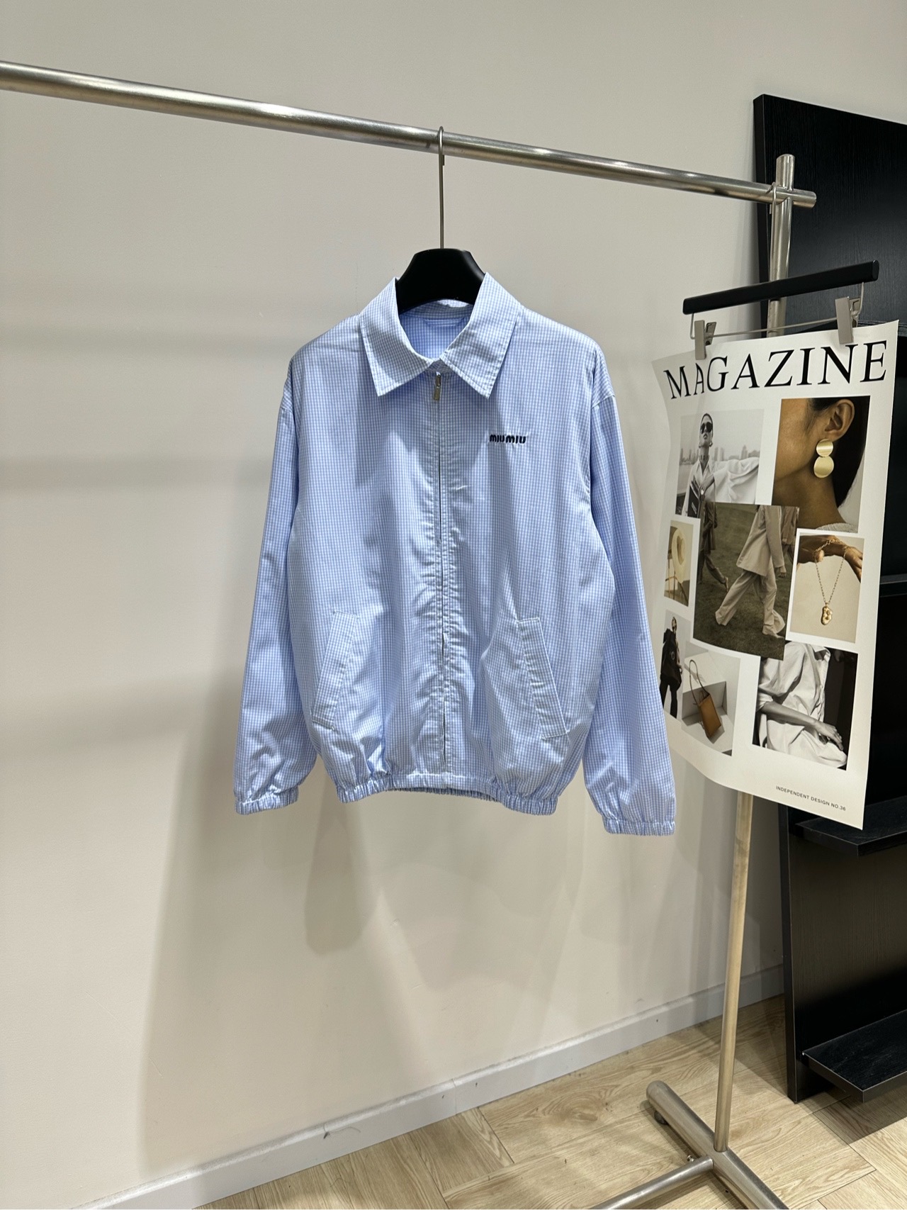 NO:892441,[M light blue fine plaid zipper lapel jacket], fabric cotton color light blue fine plaid * blue plaid short jacket 26SS new summer model!  This oversize short jacket has clean lines and is embellished with a lively Vichy check print. It echoes children's clothing elements and interprets classic men's tailoring from a new perspective. Contrast embroidered logo and shirt collar complement each other. Iconic details of Miu style complete the overall design. Flat size S Shoulder width 50, bust 106, length 63, sleeve length 56 M Shoulder width 51, chest 110, length 64, sleeve length 57  L shoulder width 52, chest 114, length 65, sleeve length 58. There will be an error of 2 to 3cm due to manual measurement, which is within the normal range. Miumiu, versace, jackets & coats, jackets & coats, shirts,19860909【M浅蓝细格纹拉链翻领夹克外套】 ,面料棉 颜色浅蓝细格纹 *蓝色格纹短夹克外套26SS夏季新款！ 这款Oversize短夹克线条简洁 以活泼的Vichy格纹印花点缀 呼应童装元素,并以全新视角演绎经典男装剪裁 撞色刺绣徽标与衬衫式衣领相得益彰 以Miu风格的标志性细节成就整体设计 平铺尺码 S肩宽50,胸围106,衣长63,袖长56 M肩宽51,胸围110,衣长64,袖长57 L肩宽52,胸围114,衣长65,袖长58 手工测量会有2～3cm误差属于正常范围,,miumiu,versace,jackets & coats,jackets & coats,shirts,,Women's clothing