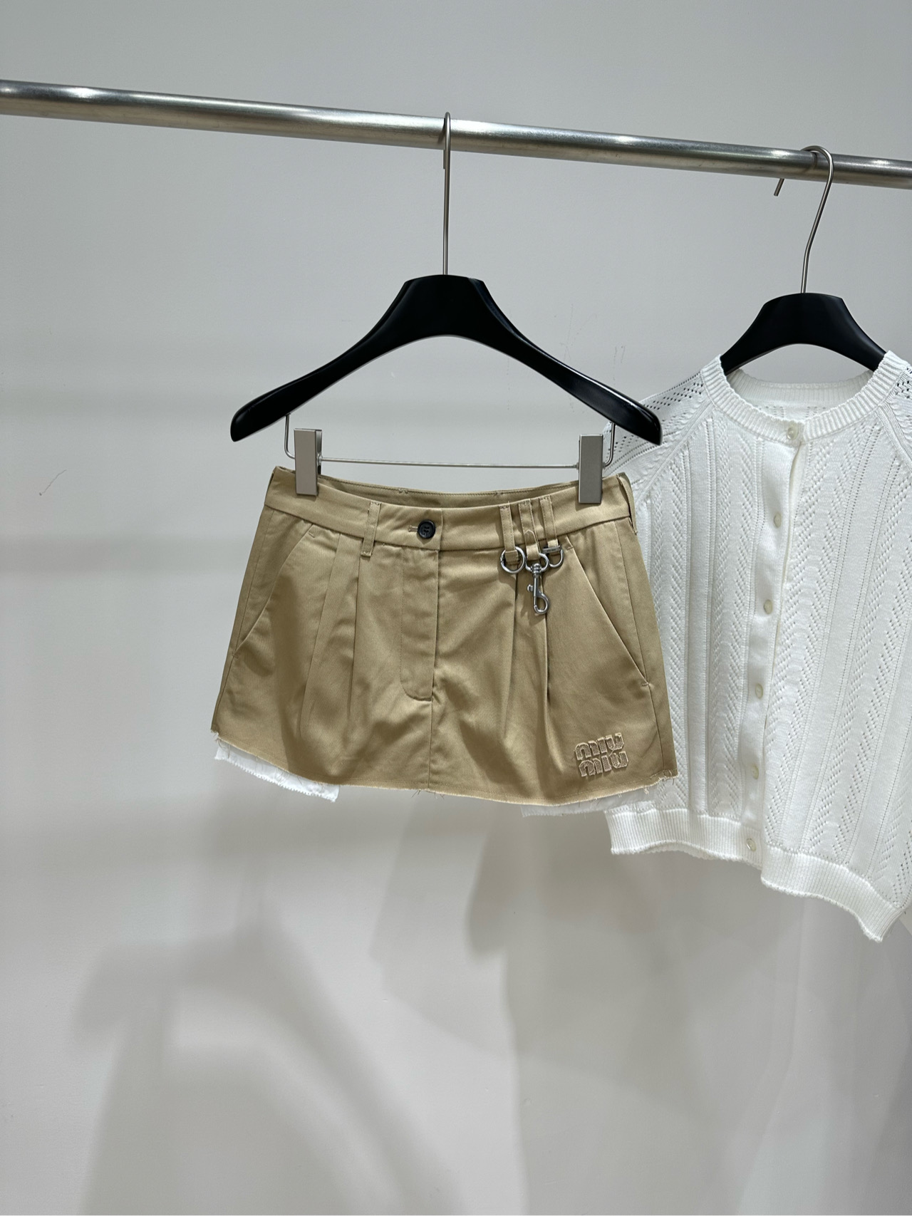 NO:892868,[M khaki keychain casual raw edge skirt], fabric twill cotton color khaki *twill cotton mini skirt, 26SS new summer style!  This mini skirt is inspired by the design of the show belt. Metal hardware is embedded between the belt loops. It has both practical and decorative effects. The classic twill cotton texture and raw edge hem outline the iconic silhouette, showing a timeless style. The flat size is anti-exposure lining S waist 68, hip 90, skirt length 30 M waist 72, hip 94, skirt length 31 L waist 76, hip 98, skirt length 32  There will be an error of 2 to 3cm due to manual measurement, which is within the normal range, skirts, keychain,19860909【M卡其色钥匙扣休闲毛边半裙】 ,面料斜纹棉布 颜色卡其色 *斜纹棉布迷你半身裙,26SS夏季新款！ 这款迷你半身裙汲取秀场腰带设计灵感 腰带袢间嵌入金属五金配件 兼具实用与装饰效果 经典斜纹棉质感与毛边下摆勾勒标志性轮廓 展现隽永格调 平铺尺码有防走光内衬 S腰围68,臀围90,裙长30 M腰围72,臀围94,裙长31 L腰围76,臀围98,裙长32 手工测量会有2～3cm误差属于正常范围,,skirts,keychain,,Women's clothing