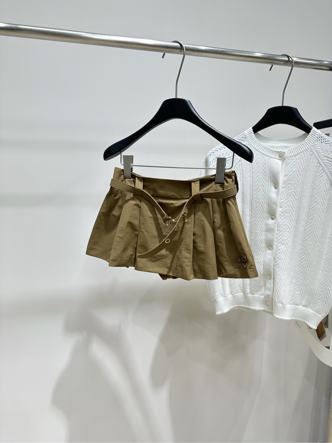 NO:892444,[M Retro Caramel Brown Belt Pressed Pleated Skirt], Fabric Cotton Color Caramel Brown New Skirt for Spring and Summer 26 Miu Style Caramel Brown Pleated Skirt Comes with a high-end academic texture The crisp fabric has neat pleats, and the gold buckle belt gently tightens the waistline to easily optimize body proportions The embroidered brand logo is hidden in the skirt, and the details show taste The short silhouette is suitable for a variety of styles Can be worn daily or for a date to create a relaxed and sophisticated high-end atmosphere Flat size is lined with triangle shorts  S waist 66, skirt length 27 M waist 70, skirt length 28 L waist 74, skirt length 29 Manual measurement will have an error of 2 to 3cm, which is within the normal range,,miumiu,skirts,shorts,19860909【M复古焦糖棕色腰带压褶短裙】 ,面料棉 颜色焦糖棕 26春夏新款半裙 Miu风焦糖棕百褶半裙 自带学院派高级质感 挺括面料压出利落褶裥,金扣腰带轻收腰线 轻松优化身材比例 刺绣品牌标识藏于裙摆,细节处彰显品味 短款廓形适配多种风格 日常或约会都能穿出松弛又精致的高阶氛围感 平铺尺码有内衬三角短裤 S腰围66,裙长27 M腰围70,裙长28 L腰围74,裙长29 手工测量会有2～3cm误差属于正常范围,,miumiu,skirts,shorts,,Women's clothing