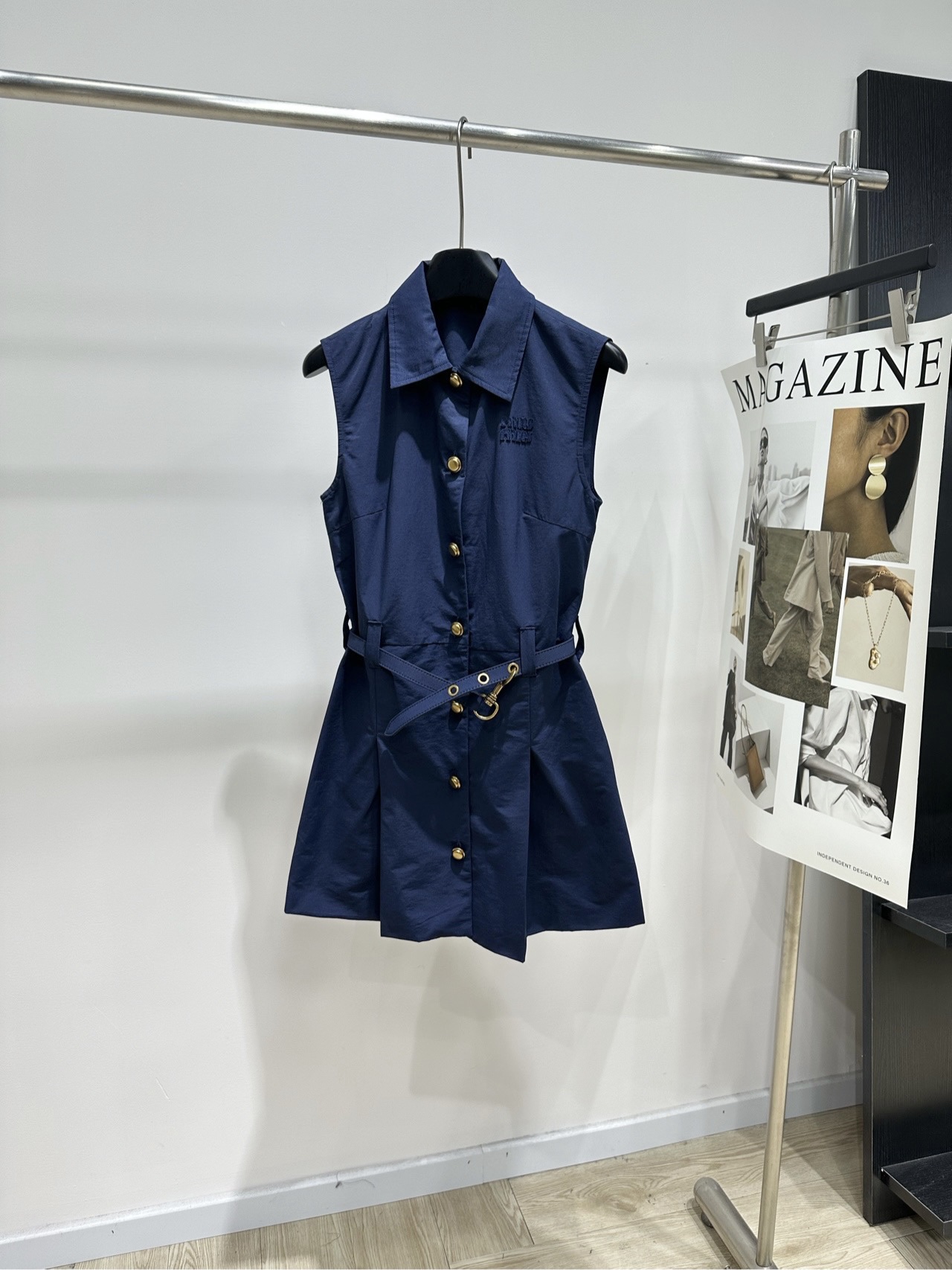 NO:892430,[M navy patch belt lapel vest dress], fabric cotton blend, color navy blue Miu*26 new summer model, navy blue sleeveless waist dress, classic POLO lapel + sleeveless tailoring + waist design, adjustable waistband, crisp and drapey fabric, three-dimensional version, A-line pleated skirt, hiding the flesh and slimming, chest embroidery brand logo embellishment, easy to manage daily commuting, dating and outing, paired with loafers or retro handbags, elegant temperament, flat size  S shoulder width 36, bust 88, waist 68, skirt length 80 M shoulder width 37, bust 92, waist 72, skirt length 81 L shoulder width 38, bust 96, waist 76, skirt length 82 There will be an error of 2 to 3cm in manual measurement, which is within the normal range,,miumiu,loafers,skirts,19860909【M藏蓝色贴布腰带翻领背心裙】 ,面料棉混纺 颜色藏蓝色 Miu*26夏季新款 藏青无袖收腰连衣裙 经典POLO翻领+无袖剪裁+收腰设计 腰带可调节 挺括垂顺的面料 版型立体 A字百褶裙摆 藏肉显瘦 胸口刺绣品牌标识点缀 日常通勤 约会 出游都能轻松驾驭 搭配乐福鞋或复古手提包 优雅气质拿捏住啦 平铺尺码 S肩宽36,胸围88,腰围68,裙长80 M肩宽37,胸围92,腰围72,裙长81 L肩宽38,胸围96,腰围76,裙长82 手工测量会有2～3cm误差属于正常范围,,miumiu,loafers,skirts,,Women's clothing