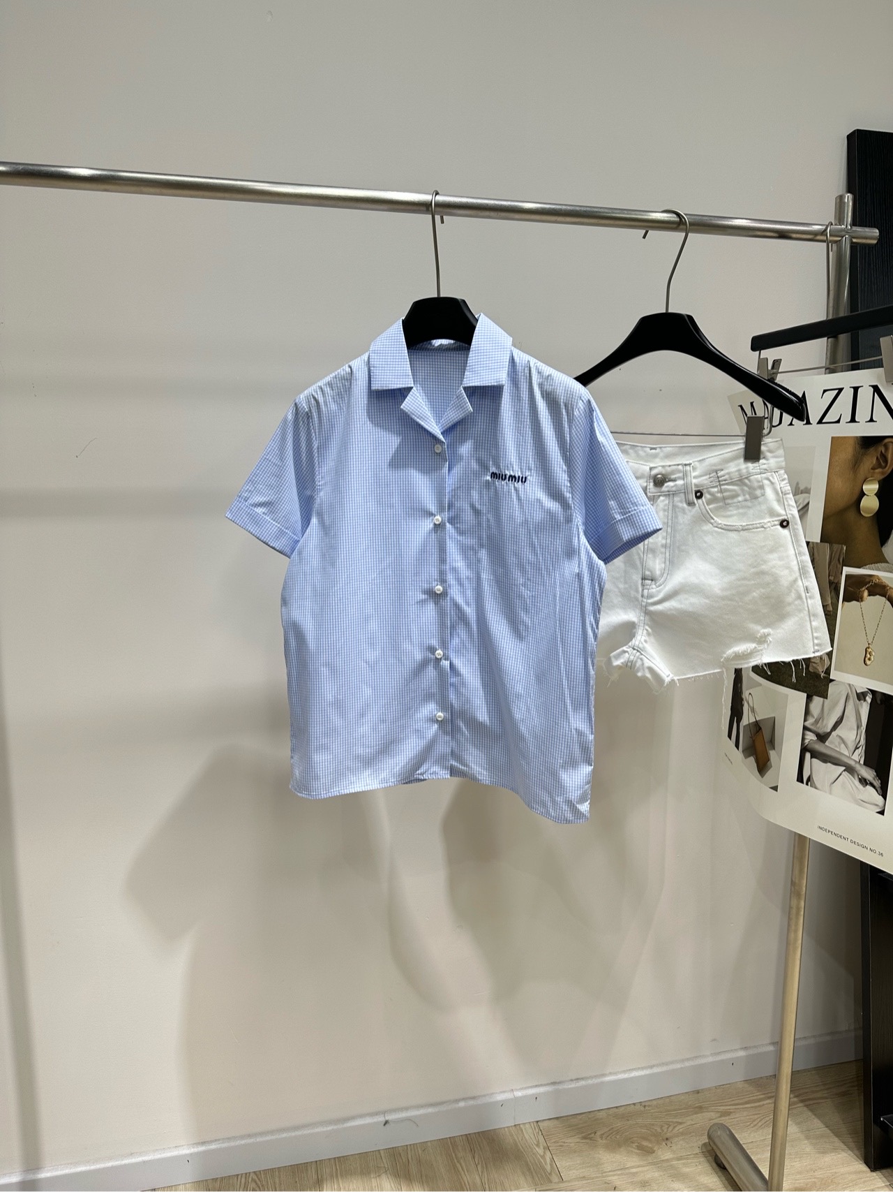 NO:892438,[M light blue fine plaid lapel short-sleeved shirt], fabric cotton, color light blue plaid Miu* this blue striped short-sleeved shirt, light and breathable, super comfortable to wear in summer!  The Cuban collar + placket design is simple and detailed. The brand embroidery on the chest is highly recognizable. The loose fit makes it look fresh when worn with jeans or short skirts. It’s OK for daily outings and taking photos!  Striped elements are classic and versatile. You can switch between college style or casual style easily to create a variety of dressing styles. Flat size S shoulder width 41, bust 104, length 62, sleeve length 21 M shoulder width 42, chest 108, length 63, sleeve length 22 L shoulder width 43, chest 112, length 64, sleeve length 23  There will be an error of 2 to 3cm due to manual measurement, which is within the normal range. Miumiu, skirts, jeans, shirts, T-shirts,19860909【M浅蓝细格纹翻领短袖衬衫】 ,面料棉 颜色浅蓝格纹 Miu*这款蓝色条纹短袖衬衫,轻薄透气 夏天穿超舒服！古巴领+开襟设计 简约又有细节感 胸前品牌刺绣,辨识度满分 宽松版型,搭牛仔裤或短裙都很清新 日常出街、拍照都OK！ 条纹元素经典百搭 学院风or休闲风随心切换 轻松打造多样穿搭风格 平铺尺码 S肩宽41,胸围104,衣长62,袖长21 M肩宽42,胸围108,衣长63,袖长22 L肩宽43,胸围112,衣长64,袖长23 手工测量会有2～3cm误差属于正常范围,,miumiu,skirts,jeans,shirts,T-shirt,,Women's clothing