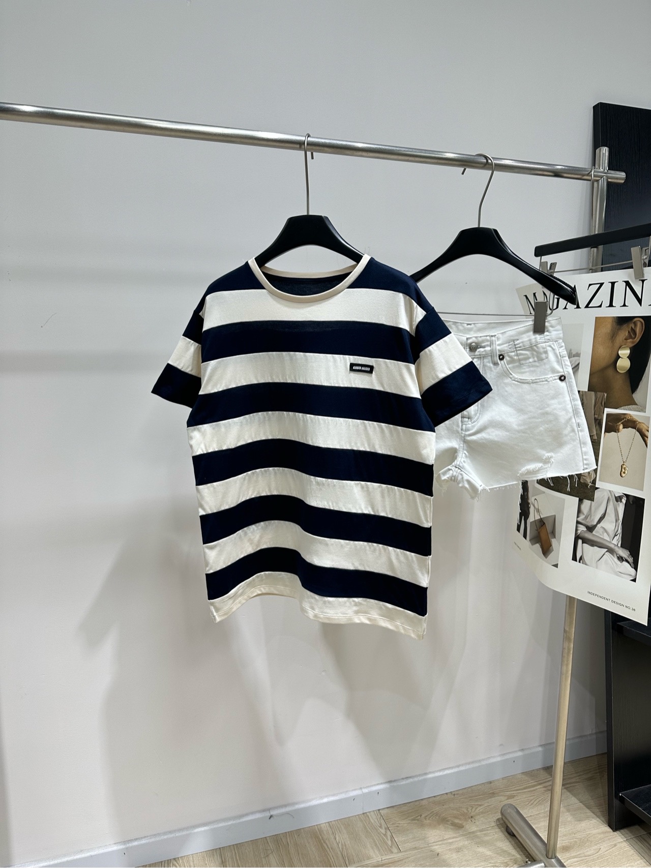 NO:892445,[M Miu blue color block striped logo round neck short-sleeved T], fabric cotton color beige color block Miu* This navy + off-white wide stripe short-sleeved T is made of super soft cotton, loose fit + dropped shoulder design, comfortable and casual. The small logo on the chest is low-key and recognizable. It can be easily used for daily commuting, shopping, and short trips. Pair it with jeans, pleated skirts or shorts. You can switch between college style or casual style at will. It is a must-have and versatile item for the spring and summer wardrobe!  Flat size S shoulder width 49, bust 106, length 65, sleeve length 17 M shoulder width 50, chest 110, length 66, sleeve length 18 L shoulder width 51, chest 114, length 67, sleeve length 19 Manual measurement will have an error of 2 to 3cm, which is within the normal range,,miumiu,skirts,shorts,jeans,T-shirt,19860909【M米蓝拼色条纹徽标圆领短袖T】 ,面料棉 颜色米蓝拼色 Miu*这款藏青+米白宽条纹短袖T 全棉材质超柔软,宽松版型+落肩设计 舒适又显随性 胸前小Logo低调有辨识度 日常通勤、逛街、短途出游都能轻松驾驭 搭配牛仔裤、百褶裙或短裤 学院风or休闲风随心切换 是春夏衣橱必备百搭单品！ 平铺尺码 S肩宽49,胸围106,衣长65,袖长17 M肩宽50,胸围110,衣长66,袖长18 L肩宽51,胸围114,衣长67,袖长19 手工测量会有2～3cm误差属于正常范围,,miumiu,skirts,shorts,jeans,T-shirt,,Women's clothing