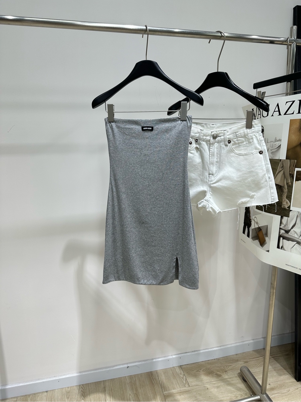 NO:892869,[M light gray logo slit tube top dress], fabric cotton + spandex, color light gray, Miu has launched another new product!  This time it’s a gray strapless short dress with slits. It’s so beautiful that my heart melts!  The gray cotton jersey feels soft and skin-friendly. It is super comfortable to wear next to the skin and is full of texture. It looks like a high-end product at first glance!  The tube top wrap cut perfectly shows the collarbone and shoulder and neck lines. Irregular slits on the side bring wind when walking. The looming long legs are not too sexy. The slim fit outlines the body curves. Wearing it, I am the most beautiful kid on the street. And it can be layered. Pair it with a small coat or shirt. It is another style, not too versatile. Flat size  S Bust 66 elastic, Waist 62 elastic, Skirt length 65 M Bust 70 elastic, Waist 66 elastic, Skirt length 66 L Bust 74 elastic, Waist 70 elastic, Skirt length 67 Manual measurement will have an error of 2 to 3cm, which is within the normal range,,miumiu,skirts,jackets & coats,shirts,19860909【M浅灰色徽标开衩抹胸连衣裙】 ,面料棉+氨纶 颜色浅灰色 Miu又双叒叕出新品啦！ 这次是灰色抹胸开衩短连衣裙 简直美到我心巴上！ 灰色棉质平纹针织 摸起来软糯又亲肤,贴身穿超舒服 而且质感满满,一看就是高级货！ 抹胸裹身剪裁,完美展现锁骨和肩颈线条 侧边不规则开衩,走路带风 若隐若现的大长腿,简直不要太撩人 修身版型,把身材曲线勾勒得淋漓尽致 穿上它,我就是街头最靓的崽 而且它还可以叠穿哦 搭配一件小外套或者衬衫 又是另一种风格,简直不要太百搭 平铺尺码 S胸围66弹力,腰围62弹力,裙长65 M胸围70弹力,腰围66弹力,裙长66 L胸围74弹力,腰围70弹力,裙长67 手工测量会有2～3cm误差属于正常范围,,miumiu,skirts,jackets & coats,shirts,,Women's clothing