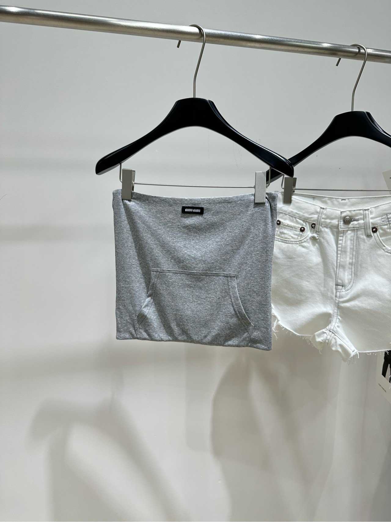 NO:892873,[M light gray double pocket tube top], fabric cotton + spandex, color light gray, Miu*'s new gray tube top with pocket logo this time is simply an artifact to raise the waistline. Wear it, you can easily get the 37 proportions. The classic brand embroidery on the chest and decorative patch pockets are full of details and exquisite!  The short design fits the body shape perfectly. Whether paired with a high-waisted skirt or jeans, it can easily raise the waistline and make your legs look more slender!  Wear it alone in spring and summer, simple yet fashionable. Layer it with a jacket and you can easily control various styles!  Whether commuting, shopping or dating, you can be the center of attention!  Flat size S bust 70 elastic, length 31 M bust 74 stretch, length 32 L bust 78 stretch, length 33 Manual measurement will have an error of 2 to 3cm, which is within the normal range,,miumiu,skirts,jeans,jackets & coats,19860909【M浅灰色双口袋抹胸上衣】 ,面料棉+氨纶 颜色浅灰色 Miu*这次的新款口袋徽标灰色抹胸 简直是拉高腰线的神器 穿上它,三七比例轻松get 胸前经典的品牌刺绣 加上装饰贴袋,细节满满,精致度爆表！ 短款设计,完美贴合身形 无论是搭配高腰裙还是牛仔裤 都能轻松拉高腰线 让你的腿部线条看起来更加修长！ 春夏单穿,简约又不失时尚感 叠搭外套,又能轻松驾驭各种风格！ 无论是通勤、逛街还是约会 都能让你成为焦点！ 平铺尺码 S胸围70弹力,衣长31 M胸围74弹力,衣长32 L胸围78弹力,衣长33 手工测量会有2～3cm误差属于正常范围,,miumiu,skirts,jeans,jackets & coats,,Women's clothing