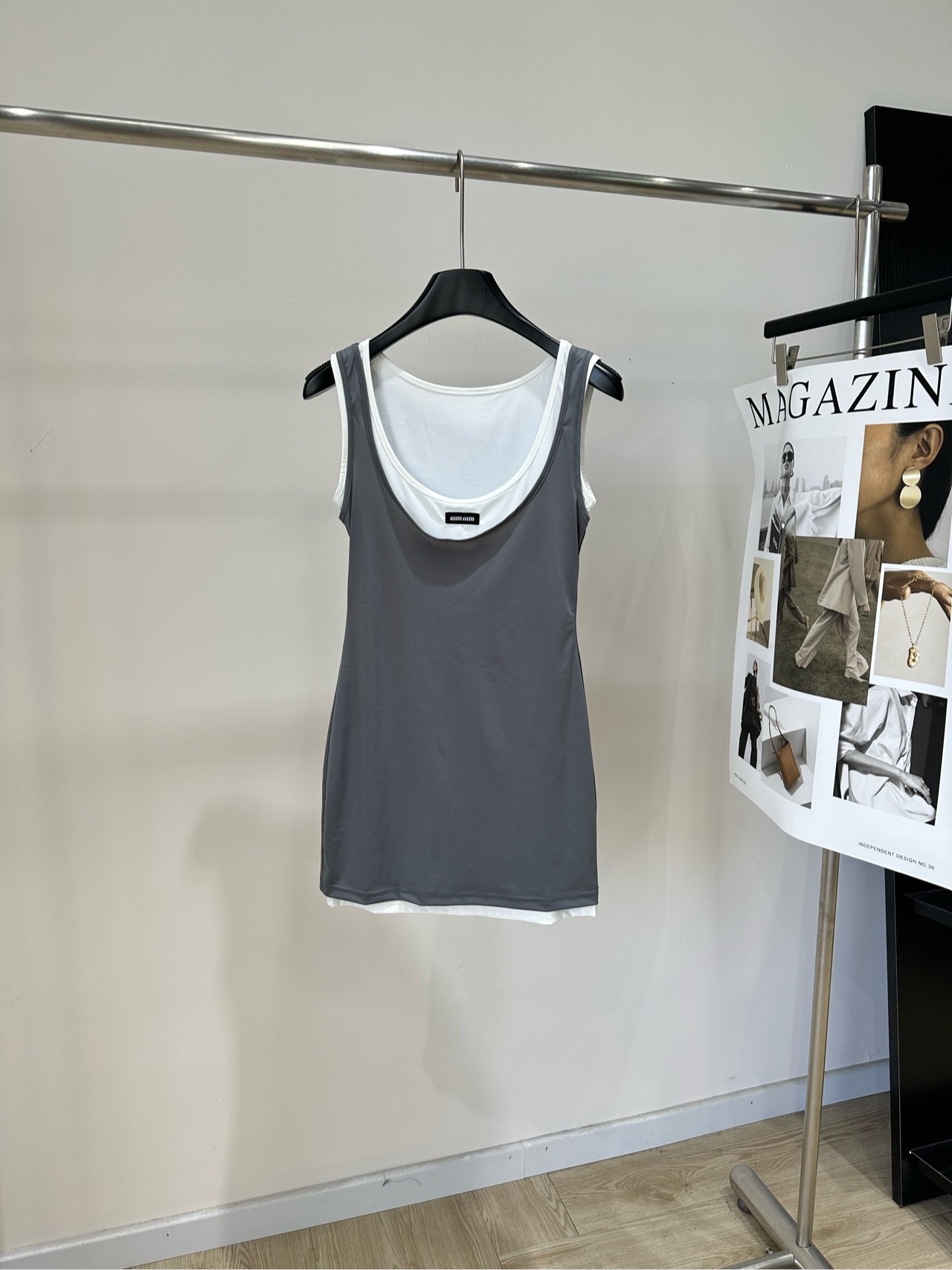 NO:892877,[M gray and white color matching fake two-piece casual tank top], fabric nylon + spandex blend, gray and white color matching Miu* gray fake two-piece tank top 2026 new summer, gray and white contrasting design Full layering, light and silky nylon fabric Soft and comfortable, slim fit College style + sweet and spicy style, fashionable and practical Sleeveless design, great when worn alone or layered Paired with western boots and leather jackets, you can easily create an American casual hot girl style  It can be easily used for daily commuting, shopping, and short trips. It doesn’t matter your body shape, it looks slim and versatile!  Flat size S shoulder width 35, bust 72 stretch, waist 64 stretch, skirt length 73 M shoulder width 36, bust 76 stretch, waist 68 stretch, skirt length 74 L shoulder width 37, bust 80 stretch, waist 72 stretch, skirt length 75 There will be an error of 2 to 3cm in manual measurement, which is within the normal range,,miumiu,boots,skirts,jackets & coats,19860909【M灰白拼色假两件休闲背心裙】 ,面料锦纶+氨纶混纺 颜色灰白拼色 Miu*灰色假两件背心裙 2026夏季新品,灰白撞色设计 层次感满满,轻薄丝滑锦纶面料 柔软舒适,修身剪裁 学院风+甜辣风兼具,时髦又实用 无袖设计,单穿或叠穿都很出彩 搭配西部靴、皮夹克,轻松打造美式休闲辣妹风 日常通勤、逛街、短途出游都能轻松驾驭 不挑身材,显瘦又百搭！ 平铺尺码 S肩宽35,胸围72弹力,腰围64弹力,裙长73 M肩宽36,胸围76弹力,腰围68弹力,裙长74 L肩宽37,胸围80弹力,腰围72弹力,裙长75 手工测量会有2～3cm误差属于正常范围,,miumiu,boots,skirts,jackets & coats,,Women's clothing
