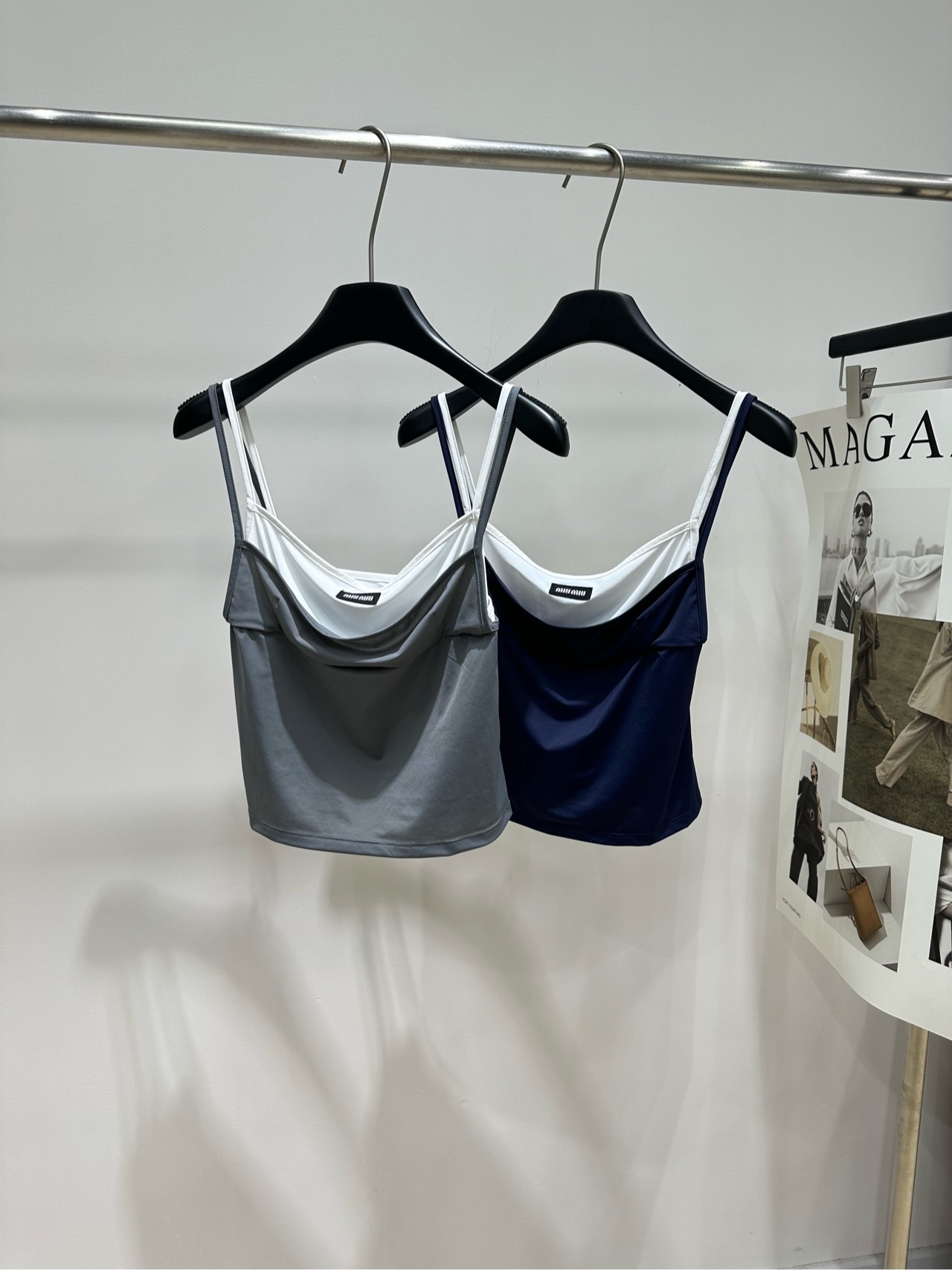 NO:892881,[M Contrast Color Fake Two-piece Strap], Fabric Nylon + Spandex Blended Color Gray, Navy Blue 26SS｜Fake Two-piece Stitched Double-layer Contrast Strap Tube Top College Girl Contrast Color Fake Two-piece Strap I found the miu style college style and just need a sling, with built-in layering visual effects. It can be adapted to many daily wear scenarios. Made of high-elastic ice-feel woven fabric, double-layer fake two-piece splicing structure. The inner white contrasting edge collar  The outer spaghetti straps are U-shaped, and a mini woven logo is sewn on the chest. The short waisted version fits the waist and abdomen lines. The two basic colors of navy blue and cool gray are simple and attractive. The ice-like fabric drapes smoothly and does not make the upper body feel stuffy and sticky. The double-layer splicing eliminates the need for additional inner matching steps. The spaghetti straps can adjust the position of the shoulder line. The waist cut optimizes the proportion of the upper and lower body. The cool gray is soft and refreshing, and the navy blue is retro and durable. Easily create a Korean college girl look.  Girls who like simple and niche inner wear can rotate between two colors. Flat size S bust 62 elastic, length 43 M bust 66 stretch, length 44 L bust 70 stretch, length 45 There will be an error of 2 to 3cm in manual measurement, which is within the normal range,,miumiu,19860909【M撞色假两件抹胸小吊带】 ,面料锦纶+氨纶混纺 颜色灰色、藏蓝 26SS｜假两件拼接双层撞色吊带抹胸上衣 学院少女撞色假两件吊带 挖到miu风学院风刚需吊带,自带叠穿视觉效果 日常穿搭适配场景很多 采用高弹冰感梭织面料,双层假两件拼接结构 内层白色撞色包边领口 外层细肩带U型剪裁,胸口缝制迷你织唛标识 短款收腰版型贴合腰腹线条 藏青、冷灰两款基础色系简约耐看 冰感面料垂坠顺滑,上身不会产生闷肤黏腻感 双层拼接省去额外内搭搭配步骤 细肩带能够调节肩线位置 收腰剪裁优化上下身比例 冷灰柔和清爽,藏青复古耐看 轻松打造韩系学院少女造型 喜欢简约小众内搭的女生可以两色入手轮换 平铺尺码 S胸围62弹力,衣长43 M胸围66弹力,衣长44 L胸围70弹力,衣长45 手工测量会有2～3cm误差属于正常范围,,miumiu,,Women's clothing