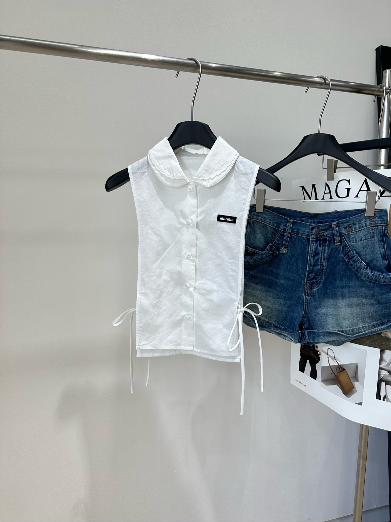 NO:892872,[M White Baby Doll Collar Sleeveless Lace-Up Shirt], Made of 100% cotton, Color White Miu26SS White Sleeveless Shirt Top, Cotton fabric is light and breathable, perfect for summer!  Baby doll collar + lace edge, full of girlish feel. The side straps can adjust the waistline, modifying the figure and giving a sense of design. The skirt is loose and comfortable for movement. It can be easily controlled for commuting, dating and daily life. Pair it with white shoes or retro leather bags to create a fresh and elegant atmosphere!  Flat size S Shoulder width 31, chest girth not limited, dress length 48 M Shoulder width 32, chest girth not limited, dress length 49 L Shoulder width 33, chest girth not limited, dress length 50 There will be an error of 2~3cm in manual measurement, which is within the normal range,,miumiu,skirts,shirts,19860909【M白色娃娃领无袖系带衬衫】 ,面料全棉 颜色白色 Miu26SS白色无袖衬衫上衣 棉质面料轻盈透气超适合夏天！ 娃娃领+蕾丝边,少女感满满 侧边绑带可调节腰线,修饰身形又有设计感 裙摆宽松,活动舒适 通勤、约会、日常都能轻松驾驭 搭配小白鞋或复古皮包 清新优雅氛围感直接拉满！ 平铺尺码 S肩宽31,胸围不限,衣长48 M肩宽32,胸围不限,衣长49 L肩宽33,胸围不限,衣长50 手工测量会有2~3cm误差属于正常范围,,miumiu,skirts,shirts,,Women's clothing
