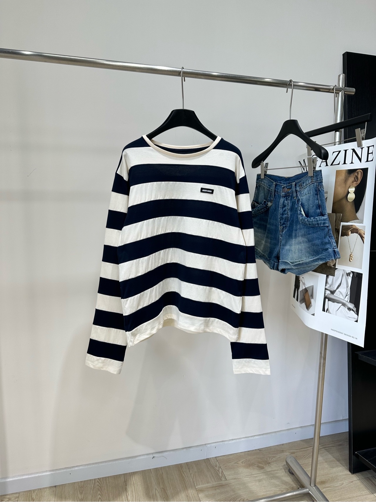 NO:892878,[M Miu blue color-blocked wide-striped round-neck long-sleeved T-shirt], fabric cotton Color beige-blue color-blocked Miu*'s navy blue and white wide-striped long-sleeved T-shirt Classic color + loose shoulder design, casual and retro. Full of college style, light and breathable fabric, super comfortable to wear. The small logo on the chest is very recognizable. It can be easily used for daily commuting and leisure. It goes well with jeans or shorts. It is a versatile artifact for genderless wear!  Flat size S shoulder width 50, chest 108, length 64, sleeve length 68 M shoulder width 51, chest 112, length 65, sleeve length 69 L shoulder width 52, chest 116, length 66, sleeve length 70 Manual measurement will have an error of 2 to 3cm, which is within the normal range,,miumiu,shorts,jeans,tees,t-shirt,19860909【M米蓝拼色宽条纹圆领长袖T】 ,面料棉 颜色米蓝拼色 Miu*这款藏蓝白宽条纹长袖T恤 经典配色+宽松落肩设计,随性又复古 学院风满满,面料轻盈透气,穿着超舒适 胸前小标牌超有辨识度 日常通勤、休闲都能轻松驾驭 搭配牛仔裤或短裤都很出彩 是无性别穿搭的百搭神器！ 平铺尺码 S肩宽50,胸围108,衣长64,袖长68 M肩宽51,胸围112,衣长65,袖长69 L肩宽52,胸围116,衣长66,袖长70 手工测量会有2～3cm误差属于正常范围,,miumiu,shorts,jeans,tees，t-shirt,,Women's clothing