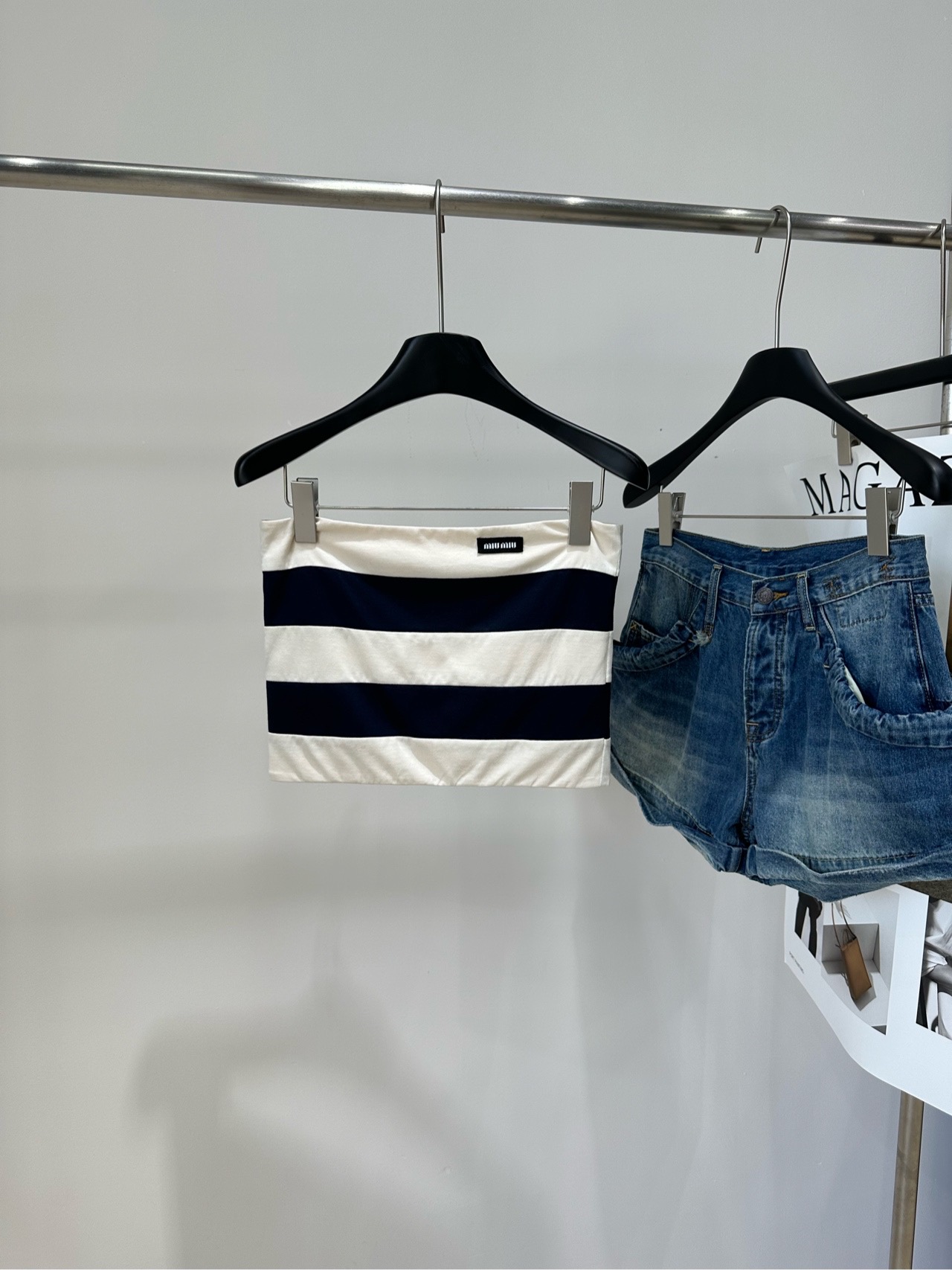 NO:892882,[M Milan color-blocked wide striped tube top], fabric cotton, color beige and blue Miu*2026 spring and summer series striped tube top, classic striped design, simple and fashionable, super refreshing to wear in summer!  The fabric is light and breathable, fits the skin, and is comfortable to wear without being stuffy. The tube top style highlights the lines of the shoulders and neck. Pair it with high-waisted pants or skirts to easily create a refreshing summer look~ It is versatile for daily outings and vacations. It is a must-have item in your summer wardrobe!  Flat size S bust 72 micro-elasticity, length 26 M bust 76 micro-elasticity, length 27 L bust 80 micro-elasticity, length 28 There will be an error of 2 to 3cm in manual measurement, which is within the normal range,,miumiu,skirts,19860909【M米兰拼色宽条纹抹胸上衣】 ,面料棉 颜色米蓝拼色 Miu*2026春夏系列条纹抹胸 经典条纹设计,简约又时髦,夏天穿超清爽！ 面料轻薄透气,贴合肌肤,穿着舒适不闷热 抹胸款式凸显肩颈线条 搭配高腰裤或裙装,轻松打造夏日清爽look～ 日常出街、度假都很百搭 是夏季衣橱必备单品！ 平铺尺码 S胸围72微弹力,衣长26 M胸围76微弹力,衣长27 L胸围80微弹力,衣长28 手工测量会有2～3cm误差属于正常范围,,miumiu,skirts,,Women's clothing