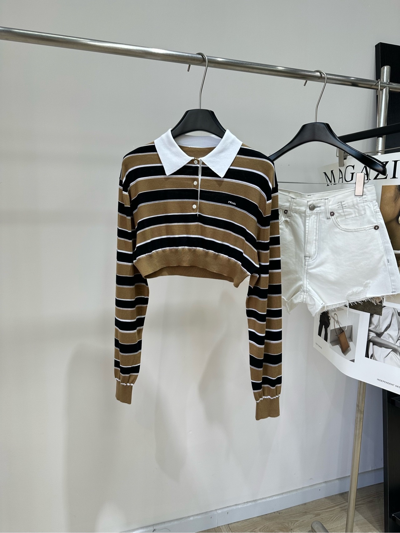 NO:892885,[P brown and black color-blocked polo long-sleeved short sweater], made of mulberry silk, color brown and black, one-click to get Prada's relaxed style, no pressure to meet friends. Retro striped short Polo is so good!  Brown and black contrasting stripes + white lapels. The short exposed waist style cleverly raises the waistline. It is neat and has a little hot girl atmosphere. Paired with light khaki lazy wide-leg casual pants. Casual and relaxed, thick-soled sandals add a retro casual feel. Flat size S shoulder width 45, bust 82 stretch, length 35, sleeve length 61 M shoulder width 46, chest 86 stretch, dress length 36, sleeve length 62  L shoulder width 47, bust 90 stretch, length 37, sleeve length 63. There will be an error of 2 to 3cm due to manual measurement, which is within the normal range, prada, sandals,19860909【P棕黑拼色polo长袖短款针织衫】 ,面料桑蚕丝 颜色棕黑拼色 一键Get Prada松弛感穿搭,见朋友无压力 复古条纹短款Polo太会了！ 棕黑撞色条纹+白翻领 短露腰版型巧妙拉高腰线 利落又带小辣妹氛围 搭配浅卡其慵懒阔腿休闲裤 随性松弛,厚底凉鞋添复古休闲感 平铺尺码 S肩宽45,胸围82弹力,衣长35,袖长61 M肩宽46,胸围86弹力,衣长36,袖长62 L肩宽47,胸围90弹力,衣长37,袖长63 手工测量会有2～3cm误差属于正常范围,,prada,sandals,,Women's clothing
