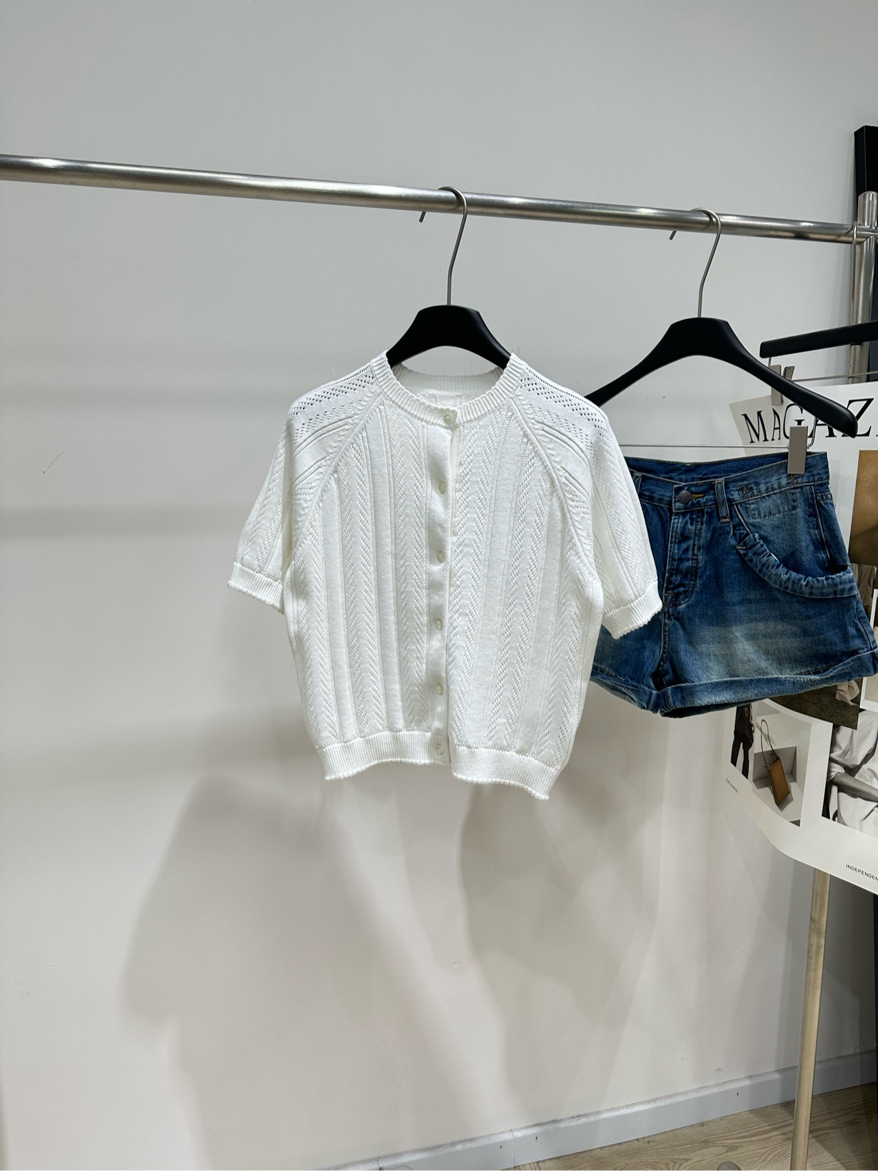 NO:892890,[P white hollow triangle logo round neck short-sleeved cardigan], made of selected cotton, color white Prad* This white hollow knitted short-sleeved cardigan is simply a must-have item for your summer wardrobe!  Pure cotton material, light and breathable, super comfortable to wear in summer, not stuffy at all~ Round neck design, with exquisite hollow patterns, looming skin, elegance and a little sexy. Short sleeves and button placket, it looks great whether worn alone or outside. When commuting, wear it with a pair of simple jeans, which is smart yet feminine. When you are casual, put on an elegant dress and instantly transform into a gentle lady.  When on vacation, pair it with a pair of wide-leg pants to easily create a vacation style. Flat size S Raglan sleeves, bust 92 stretch, length 50, shoulder sleeve length 36 M Raglan sleeves, bust 96 stretch, length 51, shoulder sleeve length 37 L Shoulder sleeve length, bust 100 stretch, length 52, shoulder sleeve length 38. There will be an error of 2 to 3cm in manual measurement, which is normal, prada, skirts, jeans, T-shirt,19860909【P白色镂空三角标圆领短袖开衫】 ,面料精选棉 颜色白色 Prad*这款白色镂空针织短袖开衫 简直是夏日衣橱的必备单品！ 纯棉材质,轻盈又透气 夏天穿起来超级舒服,完全不会闷热哦~ 圆领设计,搭配精致的镂空花纹 若隐若现的肌肤,优雅中透着一丝小性感 短袖加上纽扣开襟,无论是单穿还是外搭 都超级好看,通勤时,搭配一条简约的牛仔裤 干练又不失女人味,休闲时 换上一条飘逸的连衣裙 瞬间变身温柔小姐姐 度假时,配上一条阔腿裤,轻松打造度假风 平铺尺码 S插肩袖,胸围92弹力,衣长50,肩袖长36 M插肩袖,胸围96弹力,衣长51,肩袖长37 L肩袖长,胸围100弹力,衣长52,肩袖长38 手工测量会有2～3cm误差属于正常范围,,prada,skirts,jeans,T-shirt,,Women's clothing