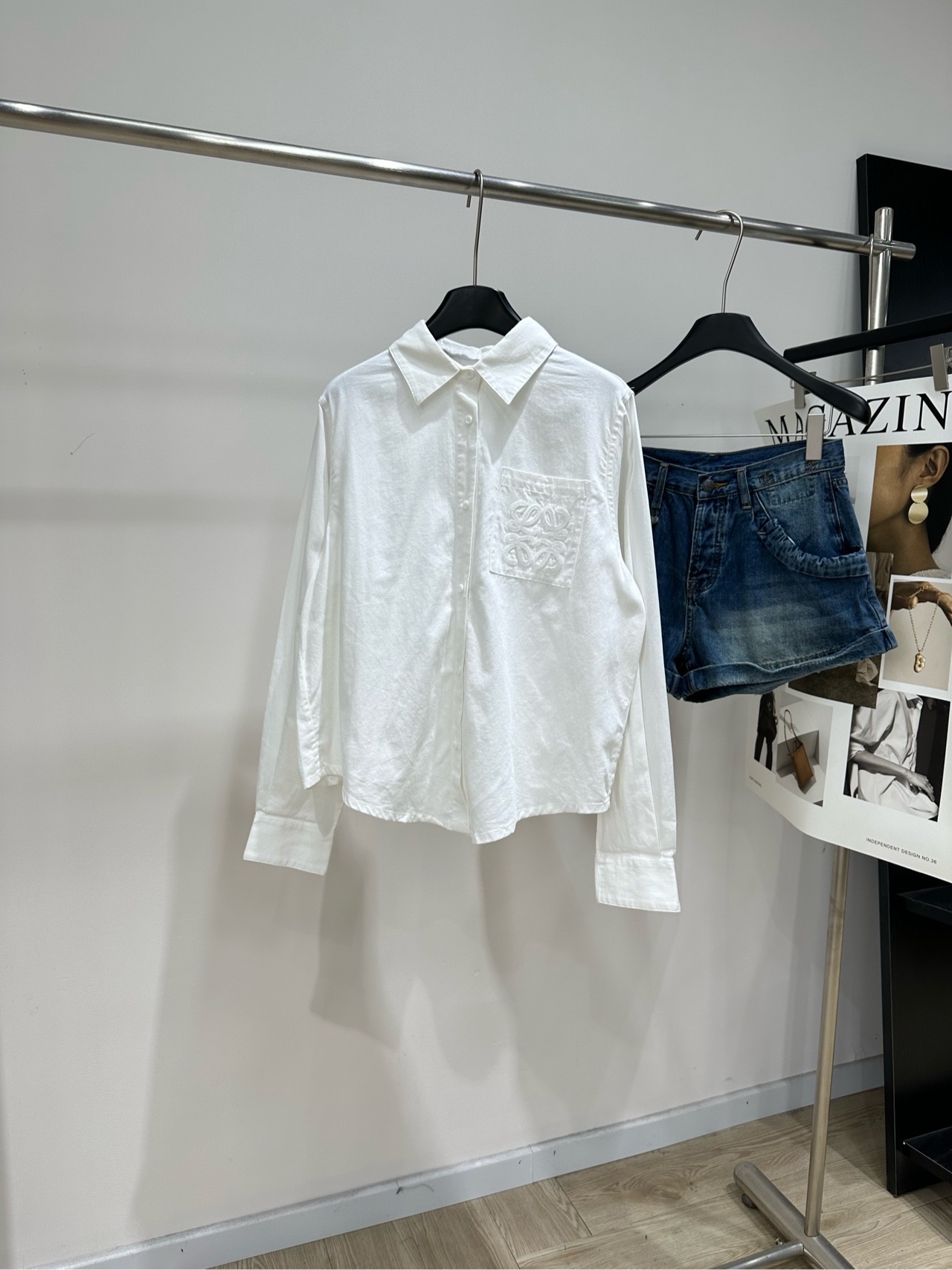 NO:951361,[loe white single pocket embroidered pleated cotton shirt], fabric 100% cotton, color white, Loewe SS26 summer white shirt is super refreshing, who knows!  This set is really the perfect outfit for lazy people in summer. This white shirt from LOEWE knows how to relax. The low-key Anagram embroidery on the chest brings ecstasy to the details. The loose fit comes with a lazy filter. It’s perfect when worn alone as a sun protection garment. Pair it with denim shorts and a straw bag for a refreshing vacation feel. Flat lay size S, shoulder width 40, bust 128, length 56, sleeve length 63  M shoulder width 41, chest 132, length 58, sleeve length 64 L shoulder width 42, chest 136, length 60, sleeve length 65. There will be an error of 2 to 3cm due to manual measurement, which is within the normal range, loewe, loewe, espadrilles, shorts, shirts,19860909【loe白色单口袋刺绣压褶棉质衬衫】 ,面料全棉 颜色白色 罗意威SS26夏日白衬衫超级清爽 谁懂啊！这套真的是夏日懒人穿搭天花板 LOEWE这件白衬衫太懂松弛感了 胸前低调的Anagram刺绣,细节控狂喜 宽松的版型自带慵懒滤镜 单穿当防晒衣也绝了～ 搭配牛仔短裤+草编包 清清爽爽的度假感 平铺尺码 S肩宽40,胸围128,衣长56,袖长63 M肩宽41,胸围132,衣长58,袖长64 L肩宽42,胸围136,衣长60,袖长65 手工测量会有2～3cm误差属于正常范围,,loewe,loewe,espadrilles,shorts,shirts,,Women's clothing