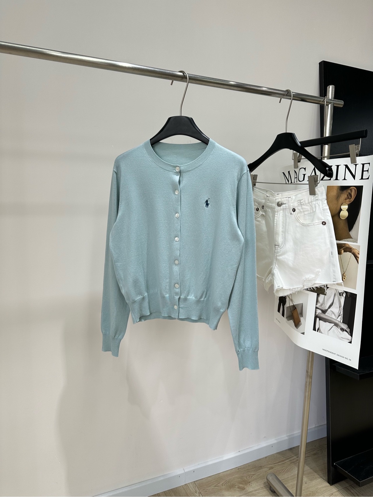 NO:893295,[Ralph gray blue pony round neck single-breasted cardigan], fabric cotton blend, color gray blue, Ralph Lauren’s pony cotton knitted cardigan. Ralphlauren uses high-quality pony cotton, which is soft, skin-friendly and breathable. It is super comfortable to wear in spring and summer!  Mint gray green with low saturation, fresh and white, easy to control for commuting and leisure. Round neck + single-breasted design, simple and versatile. The pony embroidery on the left chest is very recognizable. The fit is loose, and it is OK to wear alone or layered. It is easy to create a relaxed look ~ Flat size  L shoulder width 44, bust 106 stretch, length 56, sleeve length 62. There will be an error of 2 to 3cm due to manual measurement, which is within the normal range, loro piana,19860909【拉夫灰蓝色小马圆领单排扣开衫】 ,面料棉混纺 颜色灰蓝色 拉夫劳伦这款匹马棉针织开衫 Ralphlauren选用高品质匹马棉,柔软亲肤又透气 春夏穿超舒服！薄荷灰绿色低饱和度 清新显白,通勤休闲都能轻松驾驭 圆领+单排扣设计,简约百搭 左胸小马刺绣超有辨识度 版型宽松,单穿或叠搭都很OK 轻松打造松弛感穿搭～ 平铺尺码 S肩宽42,胸围98弹力,衣长54,袖长60 M肩宽43,胸围102弹力,衣长55,袖长61 L肩宽44,胸围106弹力,衣长56,袖长62 手工测量会有2～3cm误差属于正常范围,,loro piana,,Women's clothing