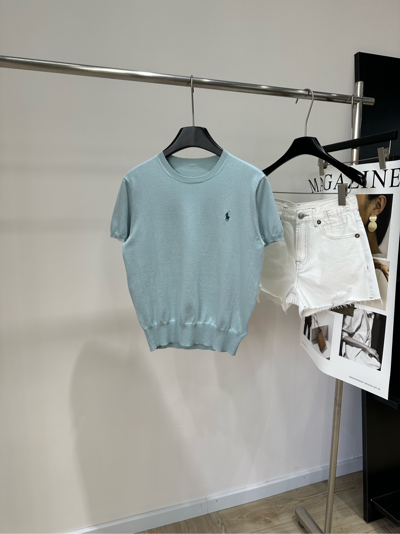 NO:893280,[Ralph gray blue pony embroidered round neck knitted short sleeves], fabric cotton blended color gray blue Ralphlauren's pony cotton knitted short sleeves are made of high quality pony cotton, soft and skin-friendly and breathable, super comfortable to wear in spring and summer!  Gray blue low saturation color scheme is white and fresh, and the pony embroidery on the chest is very recognizable. Straight shoulder cut + round neck design, simple and versatile. It can be worn alone or layered. It can be easily controlled for commuting, casual, and college style ~ Flat size S Shoulder width 40, bust 92 stretch, length 55, sleeve length 18 M Shoulder width 41, bust 96 stretch, length 56, sleeve length 19  L shoulder width 42, bust 100 stretch, length 57, sleeve length 20. Manual measurement will have an error of 2 to 3cm, which is within the normal range, loro piana, T-shirt,19860909【拉夫灰蓝色小马刺绣圆领针织短袖】 ,面料棉混纺 颜色灰蓝色 Ralphlauren拉夫劳伦这款匹马棉针织短袖 选用高品质匹马棉,柔软亲肤又透气 春夏穿超舒服！ 灰蓝色低饱和度配色 显白又清新,胸口小马刺绣超有辨识度 正肩剪裁+圆领设计,简约百搭 单穿或内搭都很OK 通勤、休闲、学院风都能轻松驾驭～ 平铺尺码 S肩宽40,胸围92弹力,衣长55,袖长18 M肩宽41,胸围96弹力,衣长56,袖长19 L肩宽42,胸围100弹力,衣长57,袖长20 手工测量会有2～3cm误差属于正常范围,,loro piana,T-shirt,,Women's clothing