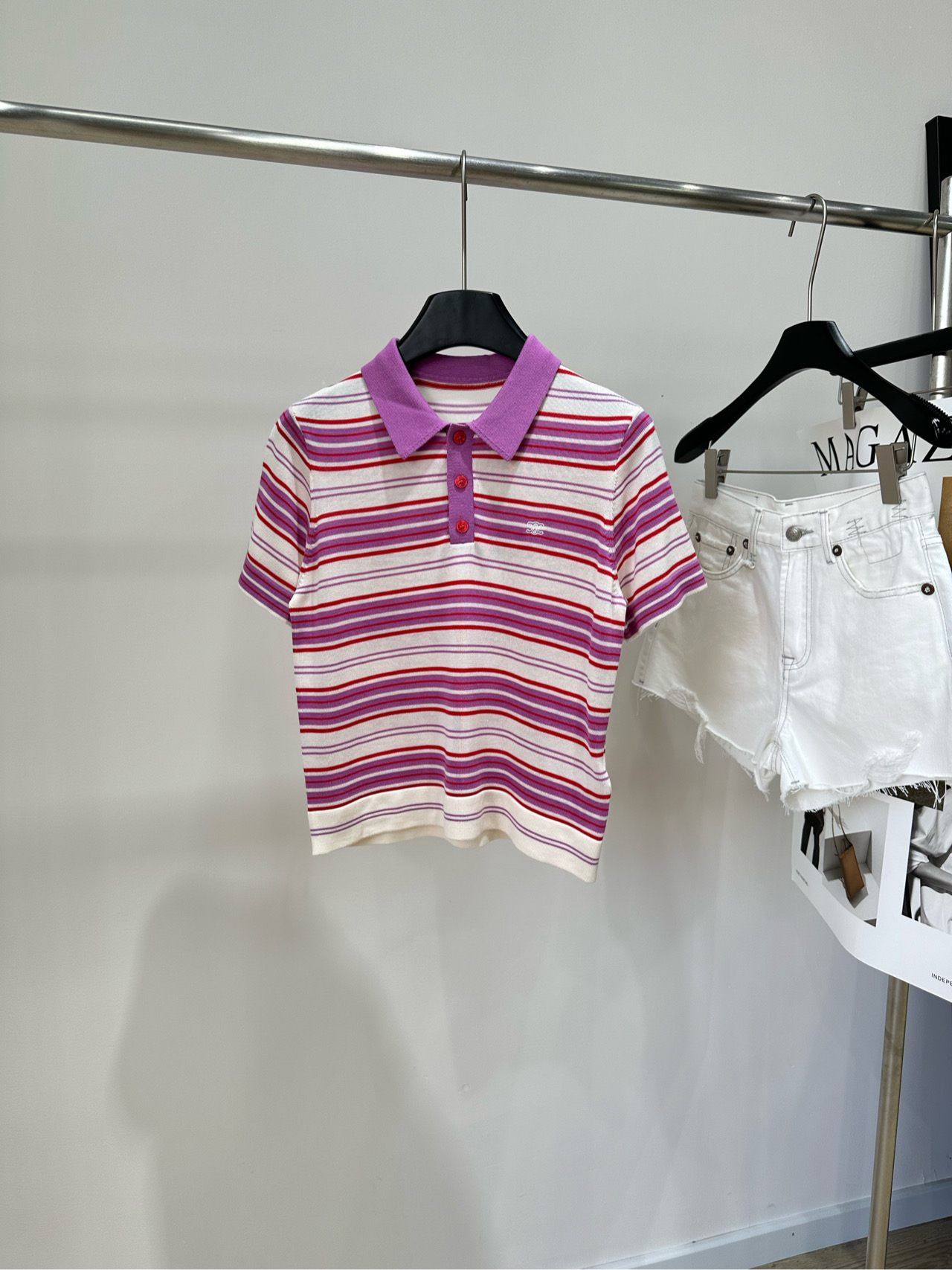 NO:893284,[ce purple red and white striped polo knitted short-sleeved], fabric selected from cotton, color purple red and white striped CELIN* 26SS series striped short-sleeved POLO top, original customization!  Purple red and white contrasting color design, full of freshness and vitality!  Customized cotton material, soft and skin-friendly, super comfortable to wear in summer. Classic lapel + Triomphe embroidery on the chest. Low-key and recognizable. Short cut to modify the waistline. Pair with high-waisted jeans or shorts. Easily get American retro style. Suitable for commuting and shopping, age-reducing and fashionable!  Flat size S shoulder width 35, bust 80 elastic, length 50, sleeve length 23 M shoulder width 36, chest 84 stretch, length 51, sleeve length 24 L shoulder width 37, chest 88 stretch, length 52, sleeve length 25 Manual measurement will have an error of 2 to 3cm, which is within the normal range,,celine,shorts,jeans,T-shirt,19860909【ce紫红白条纹polo针织短袖】 ,面料精选棉 颜色紫红白条纹 CELIN* 26SS系列条纹短袖POLO上衣 原版定制！紫红白撞色设计,清新活力满满！ 定制棉料,柔软亲肤,夏天穿超舒服 经典翻领+胸前Triomphe刺绣 低调又有辨识度 短款剪裁修饰腰线,搭配高腰牛仔裤或短裤 轻松get美式复古风 通勤逛街都很适合,减龄又时髦！ 平铺尺码 S肩宽35,胸围80弹力,衣长50,袖长23 M肩宽36,胸围84弹力,衣长51,袖长24 L肩宽37,胸围88弹力,衣长52,袖长25 手工测量会有2～3cm误差属于正常范围,,celine,shorts,jeans,T-shirt,,Women's clothing