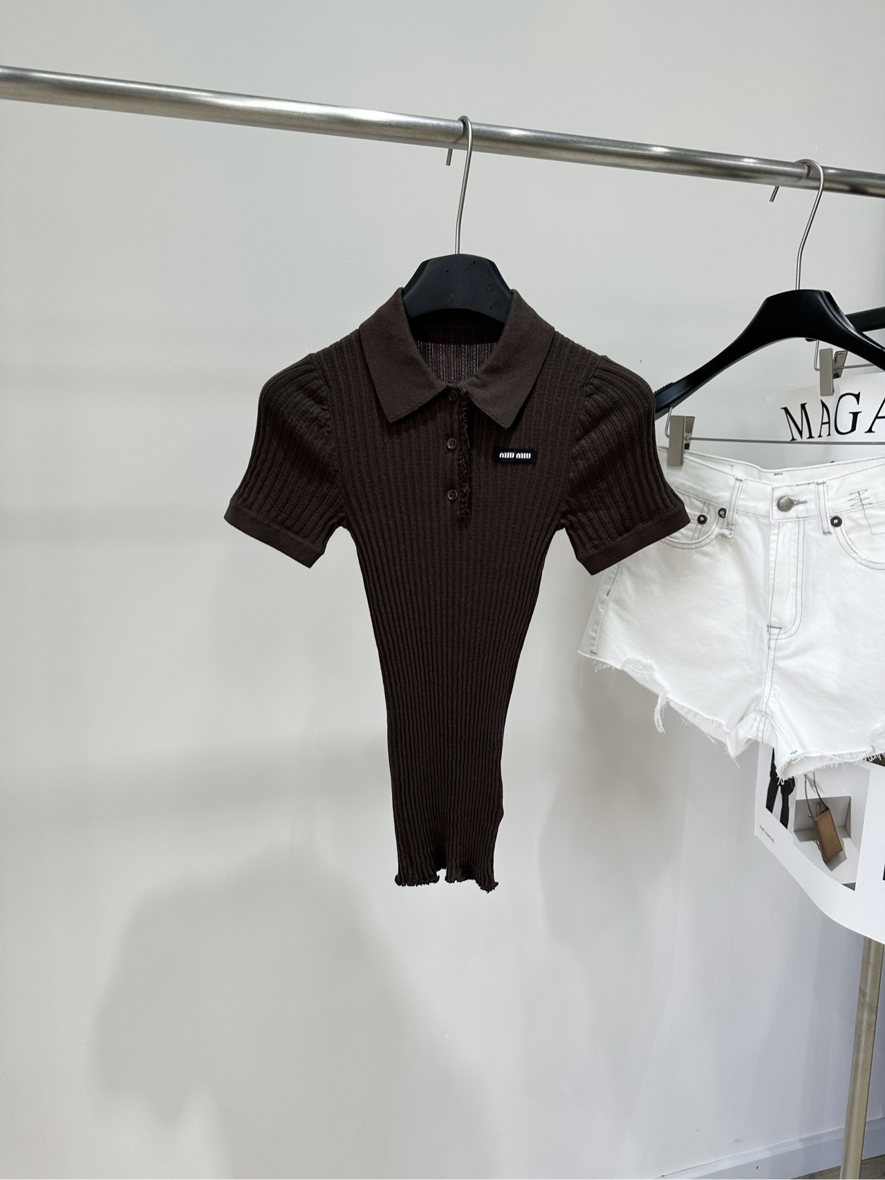 NO:893288,[M dark brown fungus lace polo knitted short sleeves], fabric is mulberry silk + nylon blend, color is dark brown Miu*'s brown knitted Polo shirt, mulberry silk nylon blend, soft and elastic, super comfortable to wear next to the body!  Classic Polo collar + slim tailoring, slimming and slimming. The small logo on the chest is very recognizable. The cuffs and shoulders are textured and full of details. It has a sweet flavor in the college style~ It can be easily used for daily commuting and leisure. It goes well with jeans or skirts. It is a must-have and versatile item in the summer wardrobe!  Flat size S shoulder width 28, bust 50 elastic, length 60, sleeve length 19 M shoulder width 29, chest 54 stretch, length 61, sleeve length 20 L shoulder width 30, chest 58 stretch, length 62, sleeve length 21 Manual measurement will have an error of 2~3cm, which is within the normal range,,miumiu,skirts,jeans,T-shirt,19860909【M深咖色木耳花边polo针织短袖】 ,面料桑蚕丝+锦纶混纺 颜色深咖色 Miu*这款棕色针织Polo衫,桑蚕丝锦纶混纺 柔软有弹性,贴身穿着超舒适！ 经典Polo领+修身剪裁,显瘦又显线条 胸前小标牌超有辨识度 袖口和肩部肌理感设计,细节满分 学院风里带点甜美气息～ 日常通勤、休闲都能轻松驾驭 搭配牛仔裤或半裙都很出彩 是夏季衣橱必备百搭单品！ 平铺尺码 S肩宽28,胸围50弹力,衣长60,袖长19 M肩宽29,胸围54弹力,衣长61,袖长20 L肩宽30,胸围58弹力,衣长62,袖长21 手工测量会有2~3cm误差属于正常范围,,miumiu,skirts,jeans,T-shirt,,Women's clothing