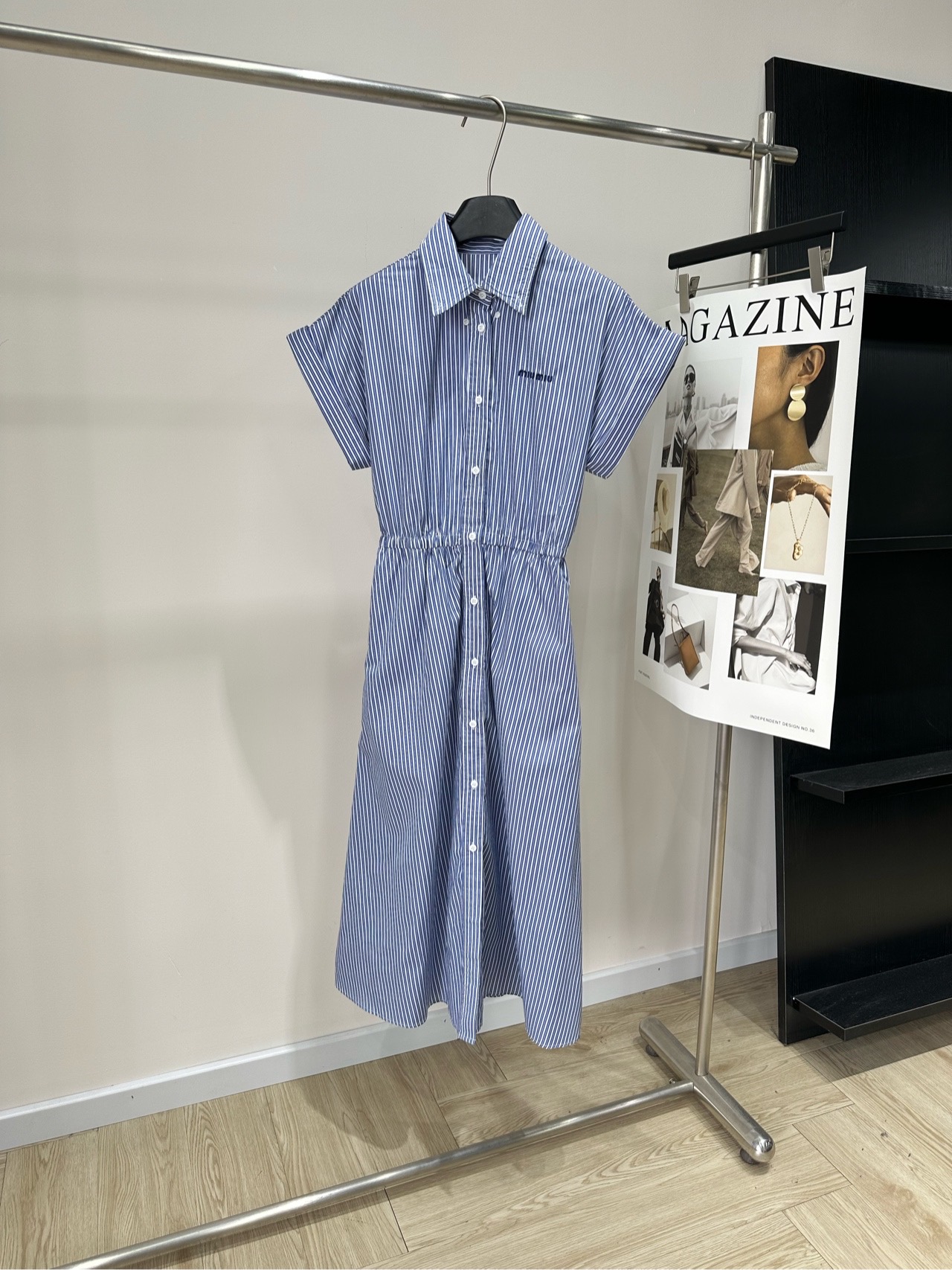 NO:893292,[M blue and white vertical striped waisted short-sleeved shirt dress], fabric cotton, color blue and white vertical stripes, miu * blue and white vertical striped shirt dress, classic lapel + short sleeve design, single-breasted placket, super easy to put on and take off!  The drawstring at the waist is adjustable and can easily outline the waistline. Super friendly to the figure. Pure cotton fabric is skin-friendly and breathable, super comfortable to wear in summer. It can be easily controlled whether commuting or weekend outing. Simple and versatile, you can easily get a refreshing summer look. Flat size S raglan sleeves, bust 102, waist 62 elastic, skirt length 120 M raglan sleeves, bust 106, waist 66 elastic, skirt length 121  L raglan sleeves, bust 110, waist 70 elastic, skirt length 122. There will be an error of 2~3cm due to manual measurement, which is within the normal range. Miumiu, skirts, shirts, T-shirt,19860909【M蓝白竖条纹收腰短袖衬衫裙】,面料棉 颜色蓝白竖条纹 miu *蓝白竖条纹衬衫连衣裙 经典翻领+短袖设计 单排扣开襟,穿脱超方便！ 腰部抽绳可调节,轻松勾勒腰线 对身材超友好 纯棉面料亲肤透气,夏天穿超舒服 无论通勤还是周末出游都能轻松驾驭 简约又百搭,轻松get夏日清爽造型 平铺尺码 S连肩袖,胸围102,腰围62弹力,裙长120 M连肩袖,胸围106,腰围66弹力,裙长121 L连肩袖,胸围110,腰围70弹力,裙长122 手工测量会有2~3cm误差属于正常范围,,miumiu,skirts,shirts,T-shirt,,Women's clothing
