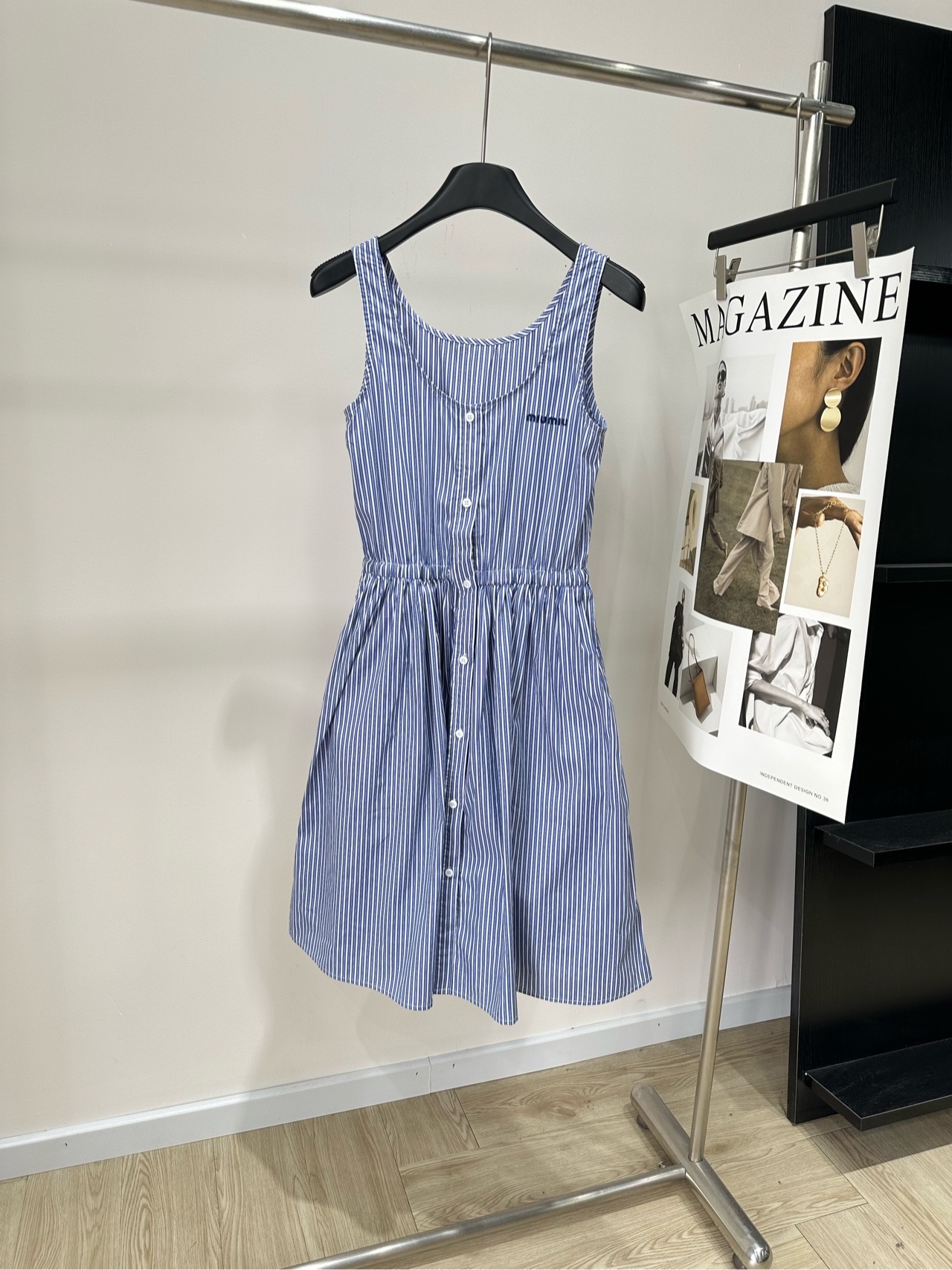 NO:893296,[M blue and white vertical striped U-neck waist vest dress], fabric cotton, color blue and white vertical stripes, Miu blue and white striped sleeveless dress, classic pinstripe design, fresh and durable, full of summer atmosphere. Sleeveless round neck + front buttons, simple and a bit French laziness. Elastic waist + A-line skirt, slimming and modifying body proportions. Lightweight cotton fabric is breathable and comfortable. Suitable for daily commuting, shopping, and dating. Pair with white shoes or sandals.  Easily get Korean age-reducing style, a versatile must-have for your summer wardrobe!  Flat size S shoulder width 30, bust 84, waist 62 stretch, skirt length 100 M shoulder width 31, bust 88, waist 66 stretch, skirt length 101 L shoulder width 32, bust 92, waist 70 stretch, skirt length 102 There will be an error of 2~3cm in manual measurement, which is within the normal range,,miumiu,sandals,skirts,19860909【M蓝白竖条纹U领收腰背心裙】 ,面料棉 颜色蓝白竖条纹 Miu蓝白条纹无袖连衣裙 经典细条纹设计,清新耐看 夏日氛围感满满 无袖圆领+前排纽扣,简约又带点法式慵懒 松紧收腰+A字裙摆,显瘦修饰身材比例 轻薄棉质面料透气舒适 日常通勤、逛街、约会都很适合 搭配小白鞋或凉鞋 轻松get韩系减龄风,是夏季衣橱百搭必备！ 平铺尺码 S肩宽30,胸围84,腰围62弹力,裙长100 M肩宽31,胸围88,腰围66弹力,裙长101 L肩宽32,胸围92,腰围70弹力,裙长102 手工测量会有2~3cm误差属于正常范围,,miumiu,sandals,skirts,,Women's clothing
