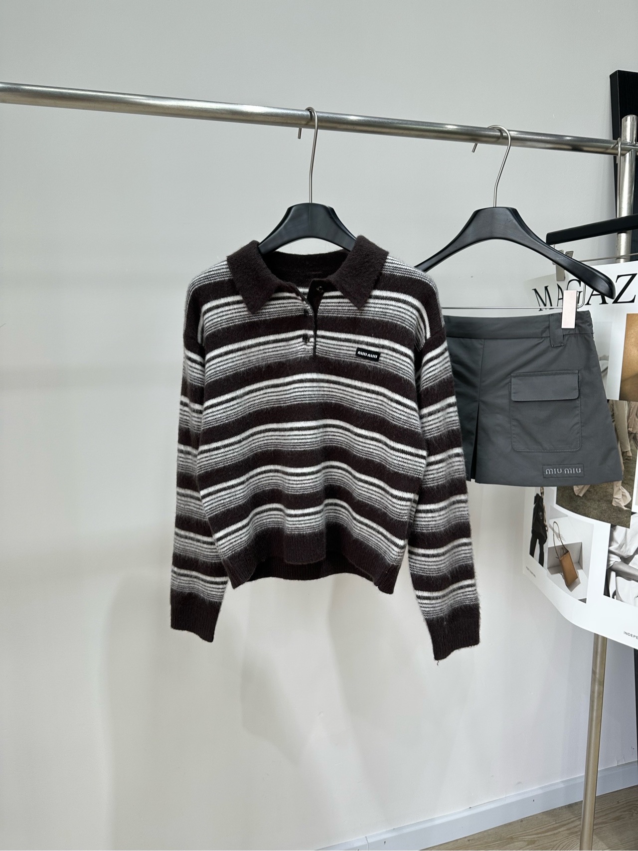 NO:893665,[M coffee white striped polo plush long-sleeved sweater], fabric cashmere + mulberry silk, color white stripes, miu2026 new autumn and winter, contrasting stripe design, brown, beige and white three-color interweaving, retro and warm. Knitted fabric is skin-friendly and soft, long-sleeved Polo version. Easy to put on and take off, same style for men and women. Suitable for daily or commuting in autumn and winter. It looks great with skirts and jeans. Easily create a relaxed style.  It has both texture and design, so don’t miss it if you like high-end products!  Flat size S shoulder width 44, bust 94, length 52, sleeve length 53 M shoulder width 45, chest 98, length 53, sleeve length 54 L shoulder width 46, bust 102, length 54, sleeve length 55 Manual measurement will have an error of 2 to 3cm, which is within the normal range,,miumiu,skirts,jeans,sweaters,19860909【M咖白条纹polo毛绒长袖毛衣】 ,面料羊绒+桑蚕丝 颜色咖白条纹 miu2026秋冬新品,撞色条纹设计 棕米白三色交织,复古又温暖 针织面料亲肤柔软,长袖Polo版型 穿脱方便,男女同款 秋冬日常或通勤都很适合 搭配半裙、牛仔裤都很出彩 轻松打造松弛感穿搭风格 质感与设计感兼具,喜欢高级感的姐妹别错过！ 平铺尺码 S肩宽44,胸围94,衣长52,袖长53 M肩宽45,胸围98,衣长53,袖长54 L肩宽46,胸围102,衣长54,袖长55 手工测量会有2～3cm误差属于正常范围,,miumiu,skirts,jeans,sweaters,,Women's clothing