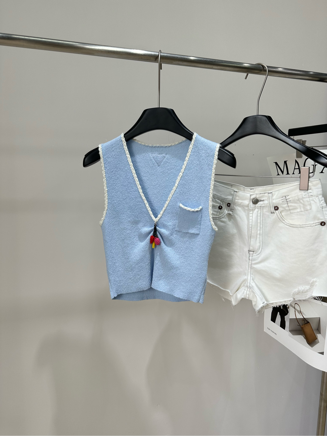 NO:893667,[P light blue white edge woven V-neck knitted vest], fabric cotton + nylon + wool, color light blue Prad* summery and clear, comes with holiday style filter, ice blue short vest to raise the waistline, neat and proportional waist silk scarf tied diagonally, layered embellishment, instantly jump out of the ordinary dressing template, drapey white long skirt with large hem, elegant and flesh-covering, the skirt spreads out in the wind, full of flexibility when walking, new suede Mini Bonnie echoes up and down  The whole set of colors is clean and refreshing, with just the right gentleness and coolness. It is low-key and memorable. Find Thea online and offline!  Flat size S shoulder width 32, bust 64 stretch, length 41 M shoulder width 33, bust 68 stretch, length 42 L shoulder width 34, bust 72 stretch, length 43 Manual measurement will have an error of 2 to 3cm, which is within the normal range, prada, skirts,19860909【P浅蓝色白边编织V领针织背心】 ,面料棉+锦纶+羊毛 颜色浅蓝 Prad*夏日清透感 自带度假风滤镜 冰蓝色短款小背心拉高腰线 利落显比例腰间丝巾斜系 做层次点缀,瞬间跳出普通穿搭模板 垂坠感白色大摆长裙飘逸又遮肉 走动起来裙摆随风散开,灵动度拉满 新款绒面皮Mini Bonnie上下呼应 整套配色干净清爽 温柔清冷感恰到好处 低调又很有记忆点 线上线下找Thea！ 平铺尺码 S肩宽32,胸围64弹力,衣长41 M肩宽33,胸围68弹力,衣长42 L肩宽34,胸围72弹力,衣长43 手工测量会有2～3cm误差属于正常范围,,prada,skirts,,Women's clothing