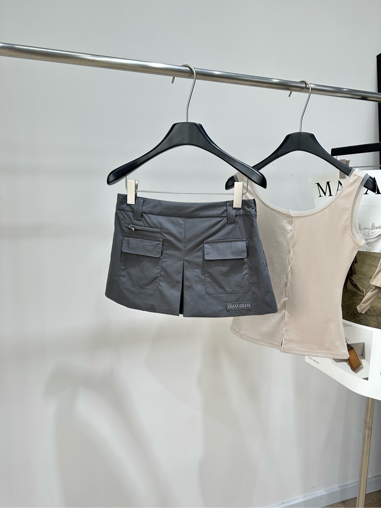NO:899145,[M gray workwear zippered pocket pleated skirt], fabric cotton, color gray Miu* This dark gray workwear style skirt is made of light and quick-drying fabric, super breathable in summer!  High-waisted A-line silhouette + large pocket design. Practical and stylish, modifies body proportions. Sweet and cool college style is easy to achieve~ Can be worn for daily commuting, dating, and travel. Pair it with a knitted cardigan or Polo shirt to easily get a girly look. The skirt prevents exposure, is comfortable and fashionable, and is a versatile tool for girls!  Flat size without anti-exposure lining S waist 70, hip 92, skirt length 29 M waist 74, hip 96, skirt length 30 L waist 78, hip 100, skirt length 31 Manual measurement will have an error of 2 to 3cm, which is within the normal range,,miumiu,skirts,19860909【M灰色工装拉链口袋压褶半裙】 ,面料棉 颜色灰色 Miu*这款深灰色工装风短裙 轻薄速干面料,夏天穿超透气！ 高腰A字版型+大口袋设计 实用又有型,修饰身材比例 甜酷学院风轻松拿捏～ 日常通勤、约会、出游都能穿 搭配针织开衫或Polo衫,轻松get元气少女感 裙摆防走光,舒适又时髦 是女孩的百搭神器！ 平铺尺码无防走光内衬 S腰围70,臀围92,裙长29 M腰围74,臀围96,裙长30 L腰围78,臀围100,裙长31 手工测量会有2～3cm误差属于正常范围,,miumiu,skirts,,Women's clothing