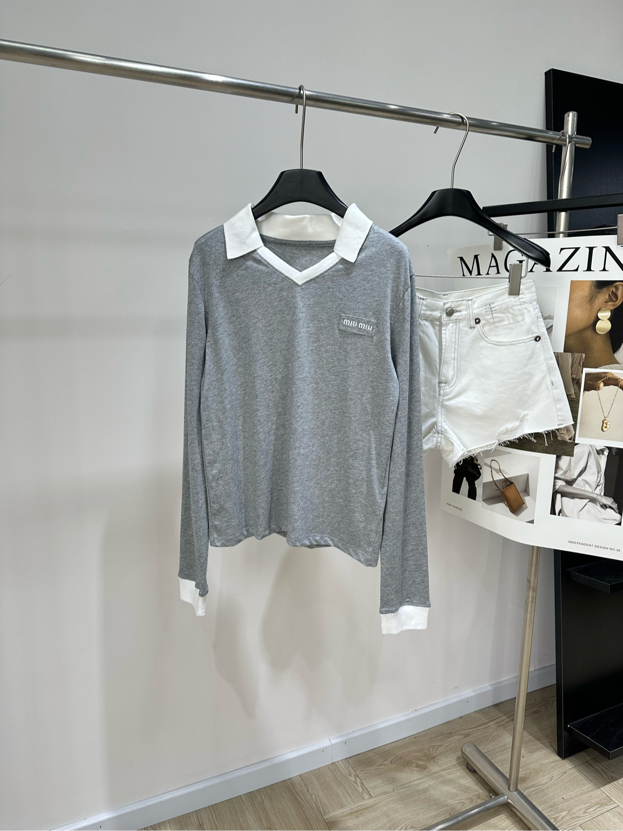 NO:899140,[M light gray white collar fake two-piece polo long-sleeved T], fabric cotton, color light gray Miu* gray Polo collar T-shirt, fake two-piece design, white lapel + cuff splicing, full of layering!  Soft cotton fabric, close-fitting and comfortable. Gray color with low saturation is super elegant. The small logo on the chest is low-key and exquisite. It can be easily used for commuting, dating, and leisure. Pair it with Bermuda shorts or skirts. You can switch between college style or sweet and cool style, practical and fashionable!  Flat size S shoulder width 43, bust 90, length 57, sleeve length 67 M shoulder width 44, chest 94, length 58, sleeve length 68 L shoulder width 45, bust 98, length 59, sleeve length 69 Manual measurement will have an error of 2~3cm, which is within the normal range, miumiu, skirts, shorts, tees, t-shirt,19860909【M浅灰色白领假两件polo长袖T】 ,面料棉 颜色浅灰色 Miu*灰色Polo领T恤,假两件设计 白色翻领+袖口拼接,层次感满满！ 柔软棉质面料,贴身舒适 灰色低饱和度超显气质 胸前小Logo低调精致 通勤、约会、休闲都能轻松驾驭 搭配百慕大短裤或半裙 学院风or甜酷风随心切换,实用又时髦！ 平铺尺码 S肩宽43,胸围90,衣长57,袖长67 M肩宽44,胸围94,衣长58,袖长68 L肩宽45,胸围98,衣长59,袖长69 手工测量会有2~3cm误差属于正常范围,,miumiu,skirts,shorts,tees，t-shirt,,Women's clothing