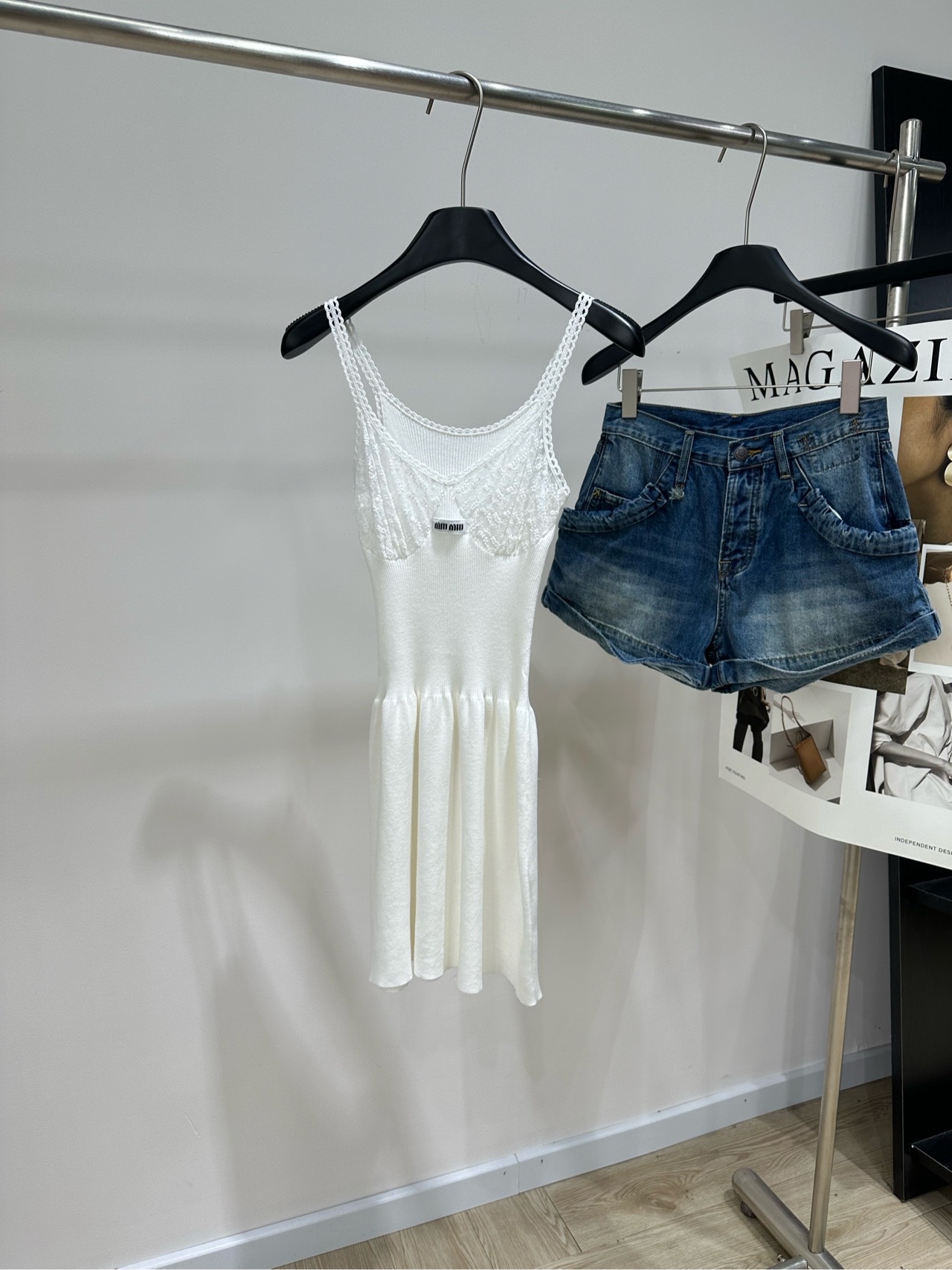 NO:899132,[M white lace hollow V-neck knitted suspender dress], fabric cotton + lace, color white, original customized Miu * white lace suspender dress V-neck spliced ​​with lace edges, soft and sporty, pitted knitted fabric, close-fitting and comfortable, super refreshing to wear in summer!  A-line skirt + waist design, slimming and flattering body curves. It can be worn alone or layered. It can be easily controlled for daily outings, dates, and vacations. Perfect sweet temperament. Flat size  There will be an error of 2~3cm due to manual measurement, which is within the normal range,,miumiu,skirts,19860909【M白色蕾丝镂空V领针织吊带裙】 ,面料棉+蕾丝 颜色白色 原版定制Miu *白色蕾丝吊带连衣裙 V领拼接蕾丝边,柔美又带点运动感 坑条针织面料,贴身舒适,夏天穿超清爽！ A字裙摆+收腰设计,显瘦又修饰身材曲线 单穿叠穿都OK 日常出街、约会、度假都能轻松驾驭 甜美气质满分 平铺尺码 S胸围64弹力,腰围42弹力,裙长78 M胸围68弹力,腰围46弹力,裙长80 L胸围72弹力,腰围50弹力,裙长82 手工测量会有2~3cm误差属于正常范围,,miumiu,skirts,,Women's clothing