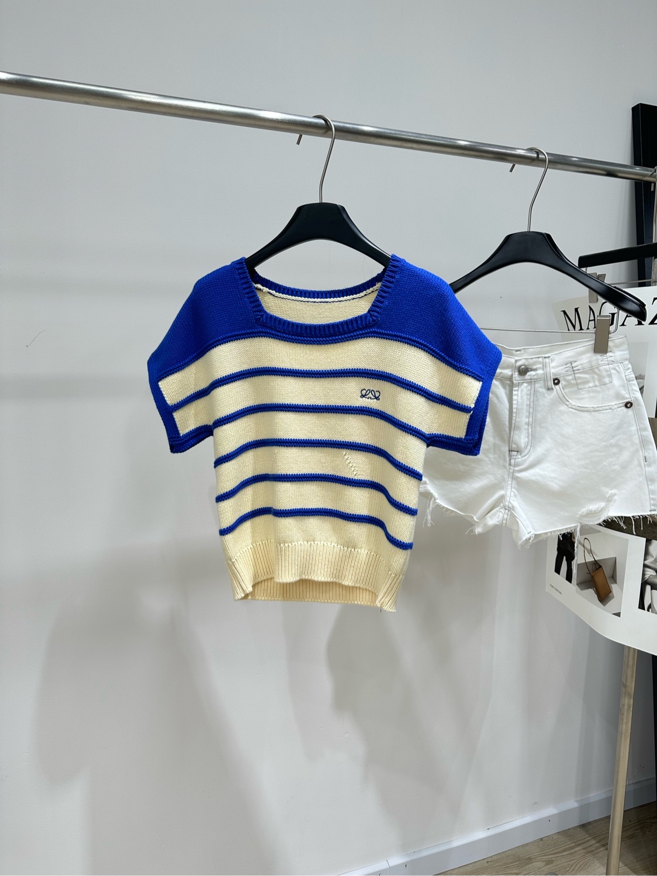 NO:899127,[Loe beige color-blocked striped square collar knitted short-sleeve], fabric cotton + wool blend, color beige color-blocked, this top is from Loew* FW26 latest sailor-style striped sweater, contrasting color design + small logo embroidery, it is the brand's iconic casual retro style and highly consistent with the theme of the 180th anniversary of 'craft is art'. Paired with high-waisted wide-leg jeans, it perfectly echoes the relaxed style that the brand has promoted in recent years ~ Swing raffia handbag, from Loewe  SS26 summer limited edition, made of raffia + cow leather, unique 'fortune cookie' crescent shape, with adjustable shoulder straps, suitable for both summer vacation and daily urban commuting ~ Flat size S raglan sleeves, bust 82 stretch, length 48, shoulder sleeve length 22 M raglan sleeves, chest 86 stretch, length 49, shoulder sleeve length 23 L raglan sleeve, chest 90 stretch, length 50, shoulder sleeve length 24  There will be an error of 2 to 3cm due to manual measurement, which is within the normal range, loewe, stuart weitzman, jeans, T-shirt, cowhide,19860909【Loe米蓝拼色条纹方形领针织短袖】 ,面料棉+羊毛混纺 颜色米蓝拼色 这件上衣来自Loew* FW26最新水手风条纹针织衫 撞色设计+小Logo刺绣 是品牌标志性的休闲复古风格 和180周年'工艺即艺术'的主题高度契合 搭配高腰阔腿牛仔裤 完美呼应了品牌近年推崇的松弛感穿搭～ Swing 拉菲草手袋,来自Loewe SS26夏日限定 采用拉菲草+牛皮革材质 独特的'幸运饼干'月牙造型 搭配可调节肩带,既适合夏日度假感 也能适配日常都市通勤～ 平铺尺码 S连肩袖,胸围82弹力,衣长48,肩袖长22 M连肩袖,胸围86弹力,衣长49,肩袖长23 L连肩袖,胸围90弹力,衣长50,肩袖长24 手工测量会有2～3cm误差属于正常范围,,loewe,stuart weitzman,jeans,T-shirt,cowhide,,Women's clothing