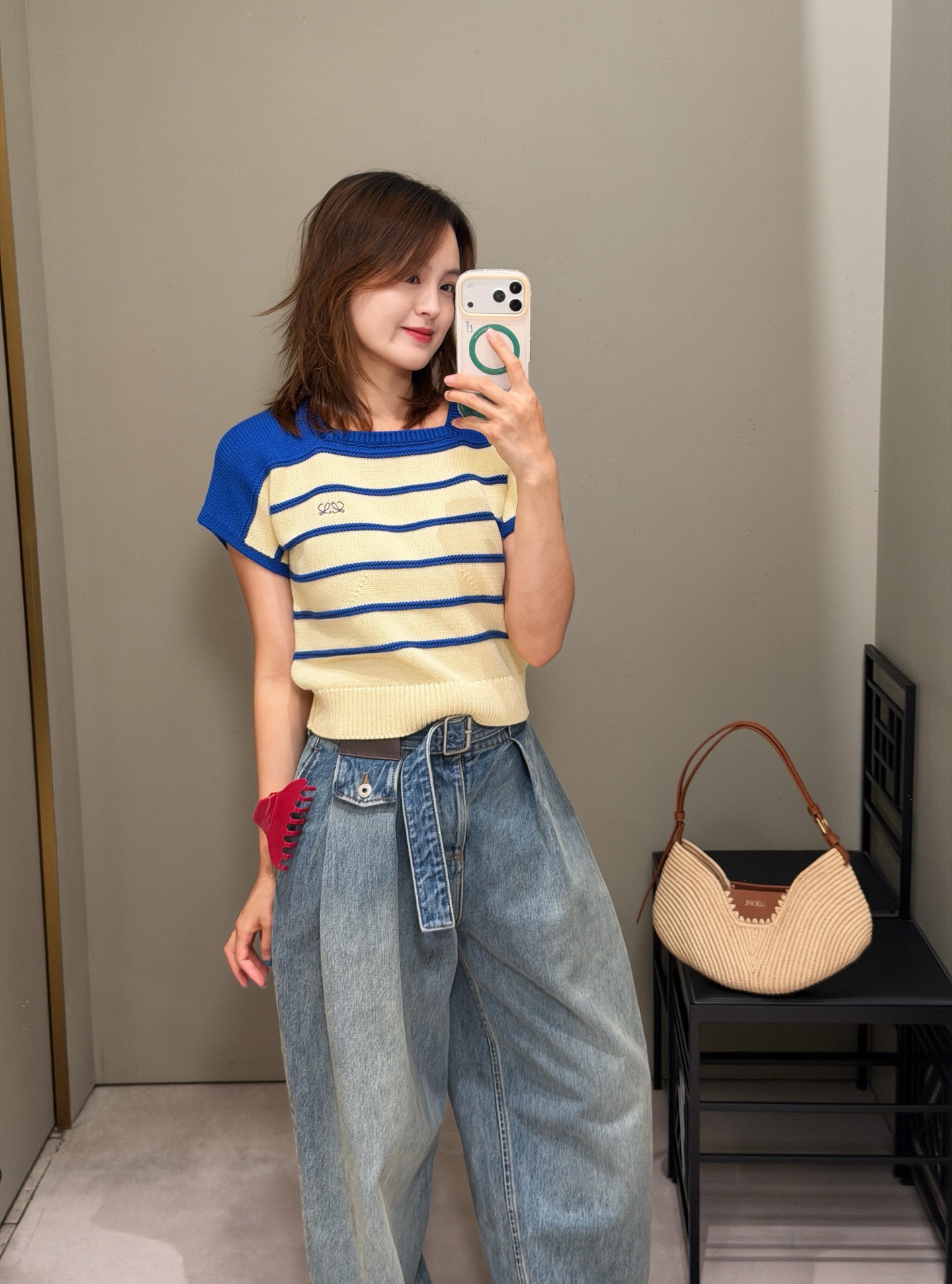 NO:899129,Paired with high-waisted wide-leg jeans, it perfectly echoes the relaxed look that the brand has promoted in recent years~,,jeans,19860909搭配高腰阔腿牛仔裤 完美呼应了品牌近年推崇的松弛感穿搭～,,jeans,,Women's clothing