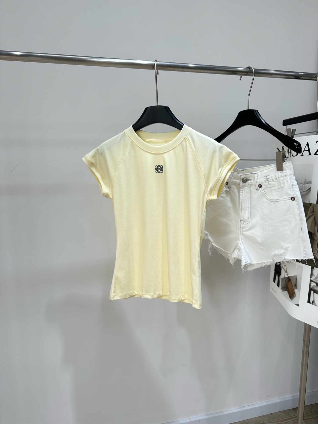 NO:899139,[Loe cream yellow collar embroidered raglan short-sleeved T-shirt], fabric cotton, color cream yellow, new Loewe small flying sleeve T-shirt, super white and cute chick yellow, you can always trust Loewe's minimalist aesthetics, no need to put effort into it, you can't hide the sense of high-end in your bones, creamy goose yellow small flying sleeve T-shirt, very understanding of girls, just right waist cut, modify the shoulder line and waist shape just right, small embroidered logo is low-key, gentle and clean  Not picky about your figure at all. Pair it with khaki drapey sickle wide-leg pants. Lazy and casual yet neat and stylish. It has the ability to hide the body and slim down. It has a relaxed atmosphere when walking. Flat size S raglan sleeves, bust 82 micro-elastic, body length 56, shoulder sleeve length 20 M Raglan sleeves, bust 86 micro-elastic, body length 57, shoulder sleeve length 21 L Raglan sleeves, bust 90 micro-elasticity, body length 58, shoulder sleeve length 22  There will be an error of 2~3cm due to manual measurement, which is within the normal range, loewe, loewe, T-shirt, tees, t-shirt,19860909【Loe奶油黄色领口刺绣插肩短袖T】 ,面料棉 颜色奶油黄 罗意威小飞袖T恤上新 超级显白可爱小鸡黄 永远可以相信罗意威的极简美学 不用费力堆砌 骨子里的高级感藏不住 奶糯鹅黄小飞袖T恤 太懂女生了 恰到好处的收腰剪裁 把肩线、腰型修饰得刚刚好 小刺绣logo低调点睛 温柔又干净 完全不挑身材 搭配卡其垂感镰刀阔腿裤一整套 慵懒随性又利落有型 藏肉显瘦能力直接拉满 走路自带松弛氛围感 平铺尺码 S插肩袖,胸围82微弹,衣长56,肩袖长20 M插肩袖,胸围86微弹,衣长57,肩袖长21 L插肩袖,胸围90微弹,衣长58,肩袖长22 手工测量会有2~3cm误差属于正常范围,,loewe,loewe,T-shirt,tees，t-shirt,,Women's clothing