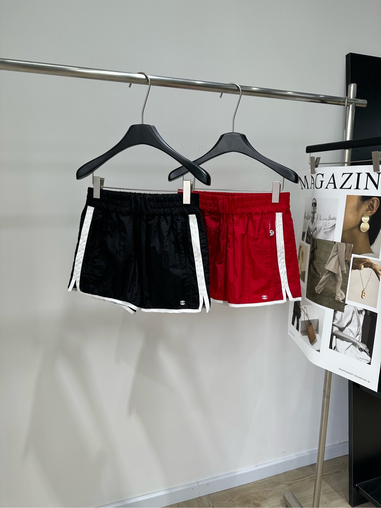 NO:904636,[Double C white edge glossy nylon casual shorts], fabric nylon + sheepskin edge, color black, red Chane* 26M Coco Beach these contrasting color shorts directly boosted my summer happiness!  Black and white color scheme + red and white color scheme, simple and fashionable. Just wear a white T-shirt and it will look high-end!  The elastic waist design makes it super easy to put on and take off. No matter you weigh 80 pounds or 130 pounds, you can easily control it!  The fabric is amazing!  Thin, quick-drying, lightweight and breathable, you won’t feel stuffy at all in summer!  Seaside vacation, daily leisure, sports and fitness, one piece can suit all occasions. It has both relaxed and high-end feel. It is a must-have and versatile item for summer wardrobe!  Flat size S waist 68 elastic, hip 108, pants length 36 M waist 72 elastic, hip 112, pants length 37 L waist 76 elastic, hip 116, pants length 38 Manual measurement will have an error of 2 to 3cm, which is within the normal range,,chanel,shorts,sheepskin,19860909【双C白边光泽尼龙休闲短裤】 ,面料尼龙+羊皮边 颜色黑色、红色 Chane* 26M Coco Beach这条撞色短裤 直接把我夏天的快乐值拉满了！ 黑白配色+红白配色,简约又时髦 随便搭个白T都高级感爆棚！ 松紧腰设计,穿脱超方便 不管你是80斤还是130斤,都能轻松驾驭！ 面料更是绝了！轻薄速干,轻盈透气 夏天穿完全不会闷热！ 海边度假、日常休闲、运动健身 一条搞定所有场合 松感和高级感兼具 夏季衣橱必备百搭单品！ 平铺尺码 S腰围68弹力,臀围108,裤长36 M腰围72弹力,臀围112,裤长37 L腰围76弹力,臀围116,裤长38 手工测量会有2～3cm误差属于正常范围,,chanel,shorts,sheepskin,,Women's clothing