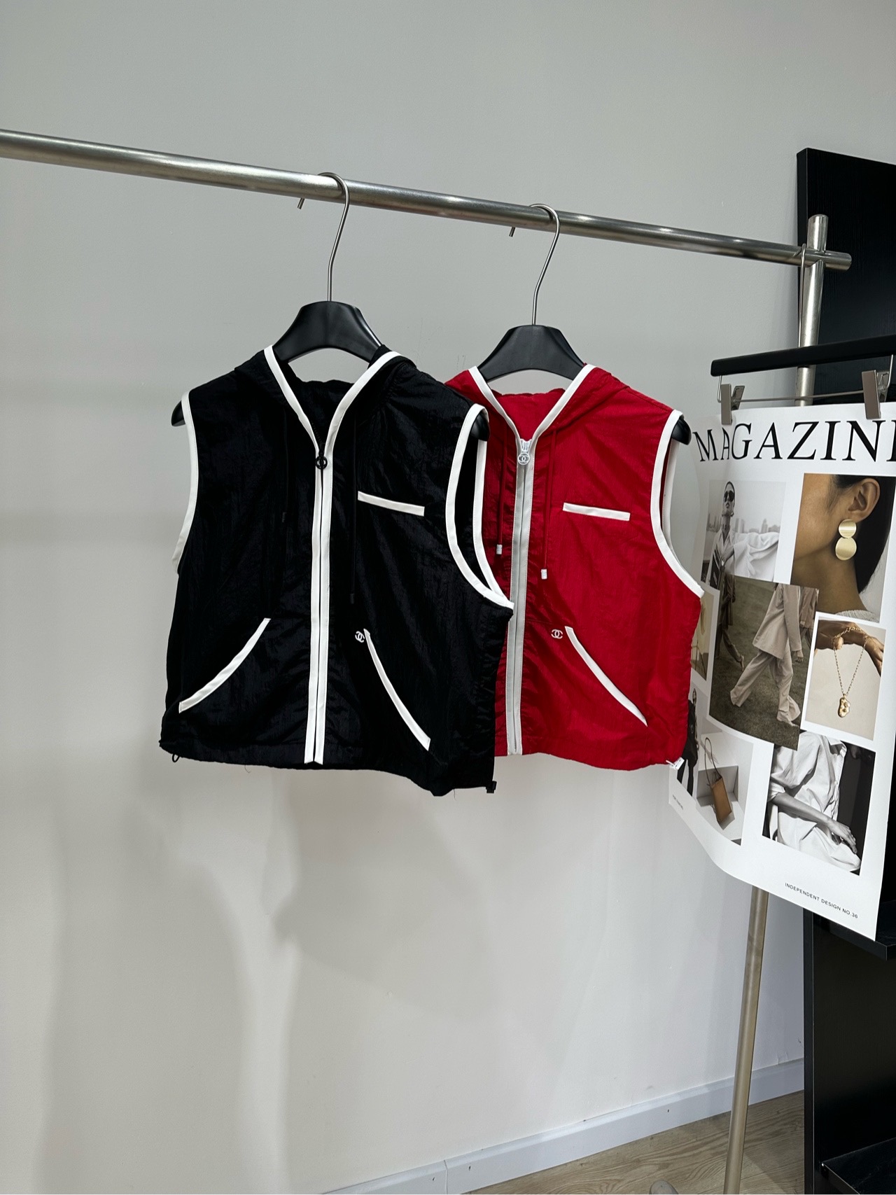 NO:906307,[Double C white edge glossy nylon hooded vest], fabric nylon + sheepskin, color black, red Chanel 26M Coco Beach vest, black and red main tone + white edge, simple and high-end!  The nylon material is light and breathable, and is super comfortable to wear in summer. The hooded zipper design is practical and stylish, and the drawstring details are a plus. Inspired by the coast of South France, it has a casual and sporty style. It can be easily used for daily outings and beach vacations. Pair it with shorts or jackets from the same series, and you can easily get a fashionable suit!  Flat size S Shoulder width 37, bust 96, length 47 M Shoulder width 38, bust 100, length 48 L Shoulder width 39, bust 104, length 49 Manual measurement will have an error of 2 to 3cm, which is within the normal range, chanel, shorts, jackets & coats, sheepskin, hats,19860909【双C白边光泽尼龙连帽马甲】 ,面料尼龙+羊皮 颜色黑色、红色 香奈儿26M Coco Beach马甲 黑色和红色主调+白色包边,简约又高级！ 尼龙材质轻薄透气,夏天穿超舒服 连帽拉链设计,实用又有型,抽绳细节很加分 灵感来自南法海岸,休闲运动风 日常出街、海边度假都能轻松驾驭 搭配同系列短裤或外套,轻松get时髦套装！ 平铺尺码 S肩宽37,胸围96,衣长47 M肩宽38,胸围100,衣长48 L肩宽39,胸围104,衣长49 手工测量会有2～3cm误差属于正常范围,,chanel,shorts,jackets & coats,sheepskin,hats,,Women's clothing