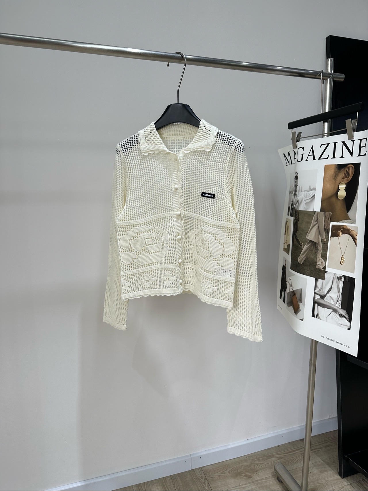 NO:907213,[M off-white flower hollow see-through long-sleeved cardigan], fabric cotton color off-white Miu*26SS series hollow knitted cardigan off-white crochet craftsmanship, exquisite hollow pattern + wavy lapel edge Retro and feminine, short version Great to wear alone or layered with a tube top Easily create a 'pure and sexy' atmosphere The hollow design is breathable Super comfortable to wear in spring and summer, and can also protect from the sun~ Pair with a vest or skirt from the same series  Full of elegance and temperament, suitable for daily outings and dates!  Flat size S Shoulder width 37, bust 86, length 50, sleeve length 60 M Shoulder width 38, chest 90, length 51, sleeve length 61 L Shoulder width 39, bust 94, length 52, sleeve length 62 There will be an error of 2~3cm in manual measurement, which is within the normal range,,miumiu,skirts,19860909【M米白色花朵镂空透视长袖开衫】 ,面料棉 颜色米白色 Miu*26SS系列镂空针织开衫 米白色钩织工艺,精致镂空花纹+翻领波浪边 复古又柔美,短款版型 单穿或叠搭抹胸都很出彩 轻松打造“又纯又欲”氛围感 镂空设计透气 春夏穿超舒服,还能防晒哦～ 搭配同系列背心或半裙 优雅气质满分,日常出街、约会都很适合！ 平铺尺码 S肩宽37,胸围86,衣长50,袖长60 M肩宽38,胸围90,衣长51,袖长61 L肩宽39,胸围94,衣长52,袖长62 手工测量会有2~3cm误差属于正常范围,,miumiu,skirts,,Women's clothing