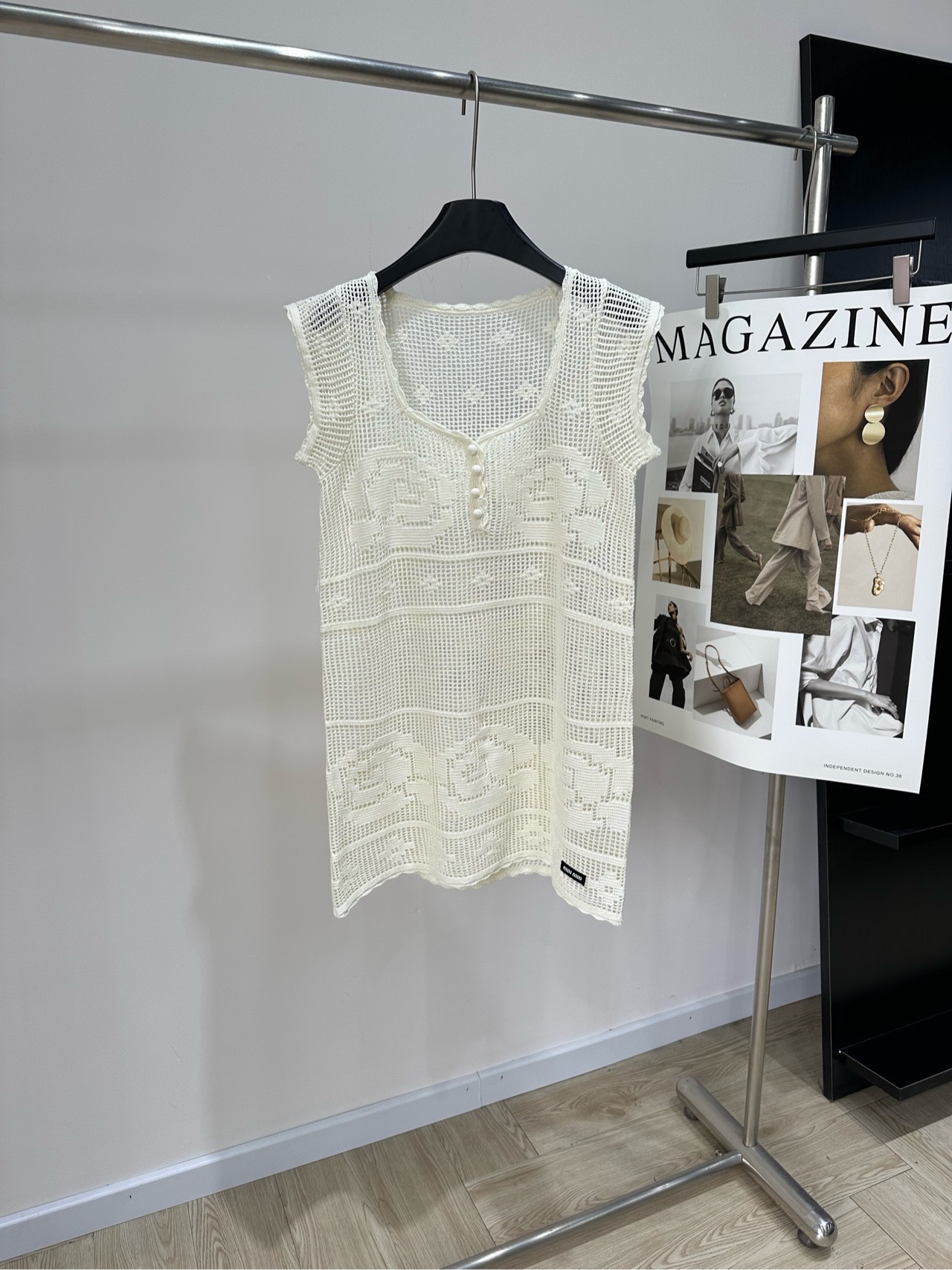NO:907203,[M off-white flower hollow see-through square neck short-sleeved dress], fabric cotton, color off-white, miu off-white hollow crochet sleeveless dress, using exquisite crochet technology, light and breathable, super comfortable to wear in summer!  Square neck + sleeveless design, suitable for layering or wearing alone. Full of gentle Korean style. Geometric hollow pattern on the skirt, full of layers. Moderate length, easy to control for commuting, vacation and daily life. Pair with simple sandals or white shoes. Fresh and natural, easy to get summer atmosphere. Flat size S shoulder width 30, bust 86, skirt length 80, sleeve length 8 M shoulder width 31, bust 90, skirt length 81, sleeve length 9  L shoulder width 32, bust 94, skirt length 82, sleeve length 10. Manual measurement will have an error of 2~3cm, which is within the normal range. Miumiu, sandals, skirts, T-shirt,19860909【M米白色花朵镂空透视方领短袖裙】 ,面料棉 颜色米白 miu米白色镂空钩花无袖连衣裙 采用精致钩花工艺,轻盈透气,夏天穿超舒服！ 方领+无袖设计,叠穿或单穿都很OK 韩系温柔风满满 裙身几何镂空花纹,层次感十足 长度适中,通勤、度假、日常都能轻松驾驭 搭配简约凉鞋或小白鞋 清新自然,轻松get夏日氛围感 平铺尺码 S肩宽30,胸围86,裙长80,袖长8 M肩宽31,胸围90 ,裙长81,袖长9 L肩宽32,胸围94,裙长82,袖长10 手工测量会有2~3cm误差属于正常范围,,miumiu,sandals,skirts,T-shirt,,Women's clothing