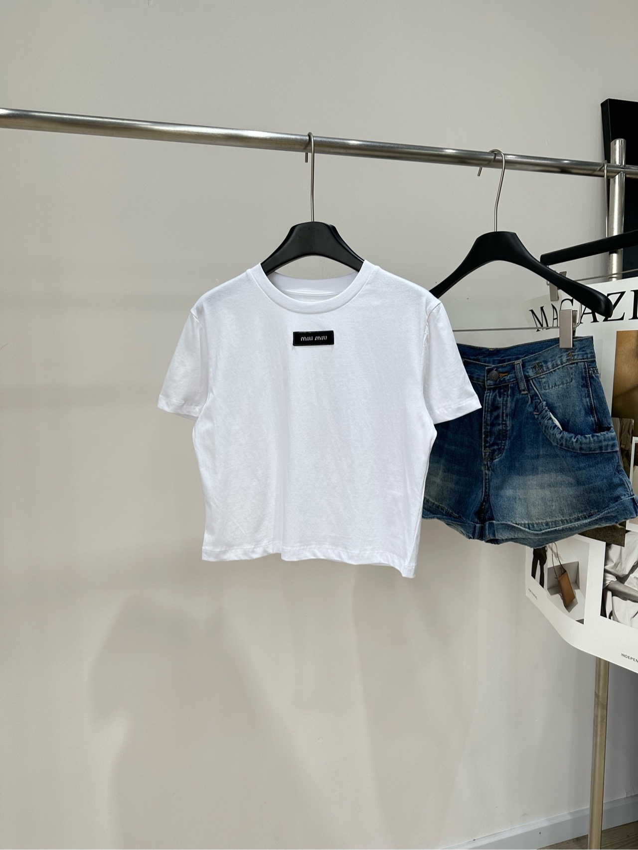 NO:907173,[M white collar black label short-sleeved T] l, fabric cotton color Miu2026 summer classic black label white short T clean and refreshing girly basic T black webbing small logo low-key and exquisite short cut, easy to raise the waistline, suitable for skirts/jeans Simple and versatile style, flat size S shoulder width 42, chest 92, length 45, sleeve length 18  M shoulder width 43, chest circumference 96, length 46, sleeve length 19 L shoulder width 44, chest circumference 100, length 47, sleeve length 20. There will be an error of 2~3cm in manual measurement, which is within the normal range,,miumiu,skirts,jeans,T-shirt,19860909【M白色领口黑标短款短袖T】 l,面料棉 颜色白色 Miu2026夏季经典黑标白短T 干净清爽的少女感基础T 黑色织带小logo低调精致 短款剪裁,轻松拉高腰线,适配半裙/牛仔裤 简约百搭不挑穿搭风格 平铺尺码 S肩宽42,胸围92,衣长45,袖长18 M肩宽43,胸围96,衣长46,袖长19 L肩宽44,胸围100,衣长47,袖长20 手工测量会有2~3cm误差属于正常范围,,miumiu,skirts,jeans,T-shirt,,Women's clothing