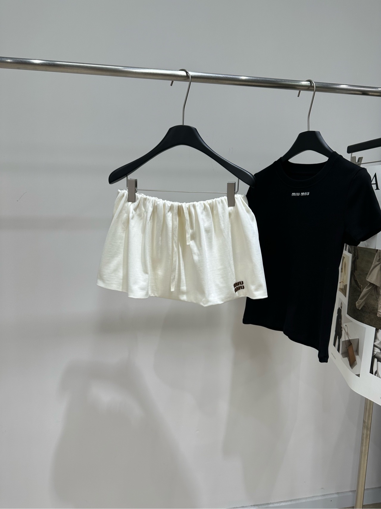 NO:907161,[M off-white leather camisole floral bud casual skirt], fabric cotton, color off-white, Miu* off-white floral bud skirt, cotton fabric is soft and skin-friendly, fluffy skirt design is very girly, elastic waistband, suitable for a variety of body types, comfortable and energetic to wear. There is brand embroidery on the lower right corner of the skirt, full of details!  It can be easily used for daily outings and casual occasions. Pair it with a T-shirt or sweater, you can switch between sweet or retro style at will~ The skirt length is moderate and modifies the leg line. A must-have item for spring and summer. Flat size unlined shorts. S waist 68 elastic, skirt length 27 M waist 72 elastic, skirt length 28 L waist 76 elastic, skirt length 29  There will be an error of 2~3cm due to manual measurement, which is within the normal range, miumiu, skirts, shorts, tees, t-shirts,19860909【M米白色皮咖字母花苞休闲短裙】 ,面料棉 颜色米白色 Miu*米白色花苞裙,棉质面料柔软亲肤 蓬蓬裙摆设计超有少女感 松紧腰带,适合多种身材,穿着舒适又显活力 裙身右下角有品牌刺绣,细节满分！ 日常出街、休闲场合都能轻松驾驭 搭配T恤或针织衫,甜美or复古风随心切换～ 裙长适中,修饰腿部线条 春夏季节必备单品 平铺尺码无内衬短裤 S腰围68弹力,裙长27 M腰围72弹力,裙长28 L腰围76弹力,裙长29 手工测量会有2~3cm误差属于正常范围,,miumiu,skirts,shorts,tees，t-shirt,,Women's clothing