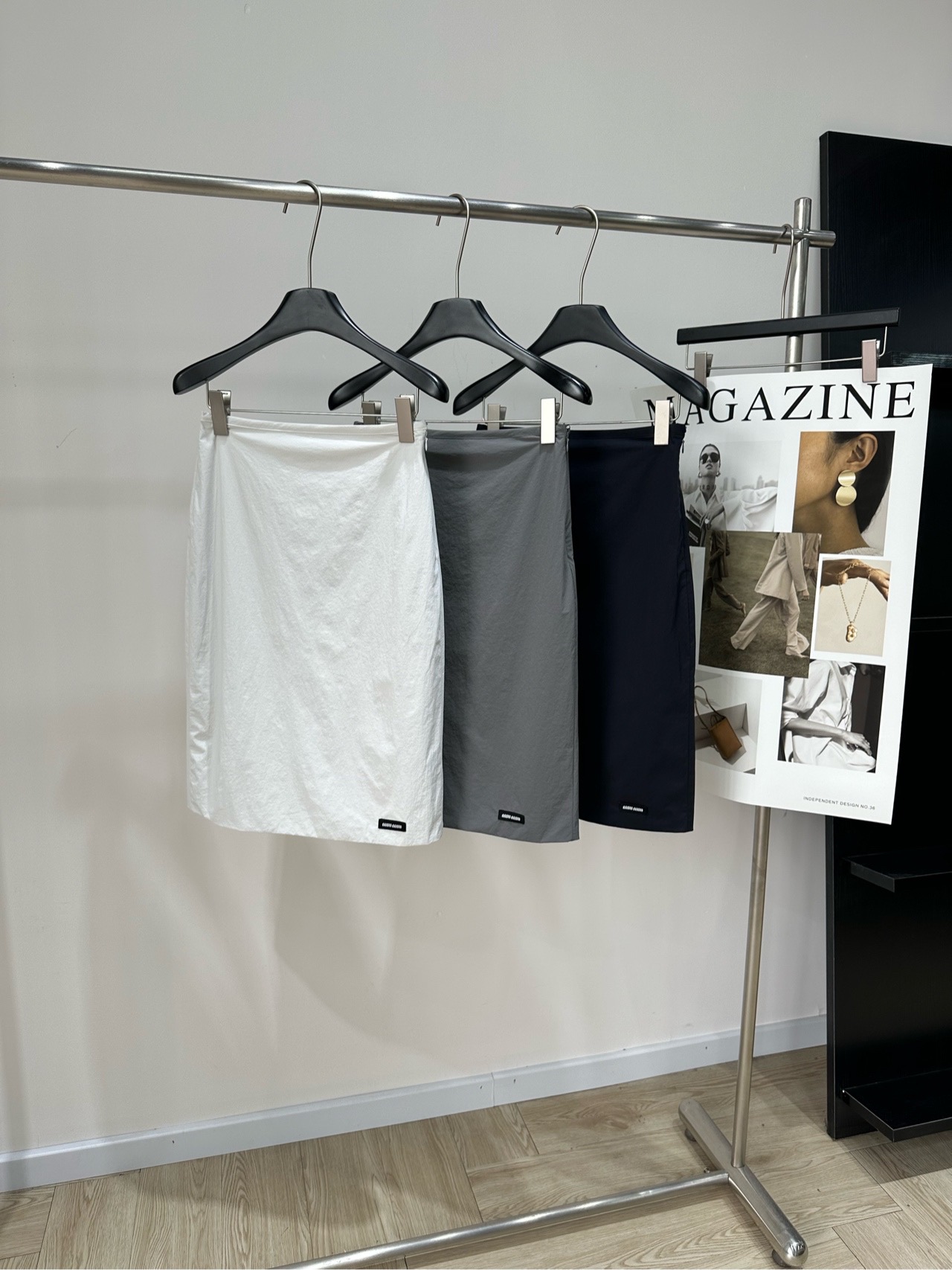 NO:907153,[M three-color back slit hip-covering mid-length skirt], fabric cotton blend, color white, gray, navy Miu* logo mid-length skirt 26SS early autumn new style!  The autumn and winter series of hip-covering skirts are made of high-quality suit fabrics. They have both a drapey and crisp feel. The high-waist design modifies the waistline. The hip-covering tailoring shows elegant curves. The three colors are low-key and versatile. Flat size S waist 66, hip 88, skirt length 59 M waist 70, hip 92, skirt length 60 L waist 74, hip 96, skirt length 61  There will be an error of 2~3cm due to manual measurement, which is within the normal range. Miumiu, skirts, business suits,19860909【M三色后开衩包臀中长半裙】 ,面料棉混纺 颜色白色、灰色、藏蓝 Miu*徽标中长款半裙 26SS早秋新款上新！ 秋冬系列包臀半身裙,采用高品质西装面料 垂坠感和挺括感兼具 高腰设计修饰腰线 包臀剪裁展现优雅曲线,三个颜色低调百搭 平铺尺码 S腰围66,臀围88,裙长59 M腰围70,臀围92,裙长60 L腰围74,臀围96,裙长61 手工测量会有2~3cm误差属于正常范围,,miumiu,skirts,business suit,,Women's clothing