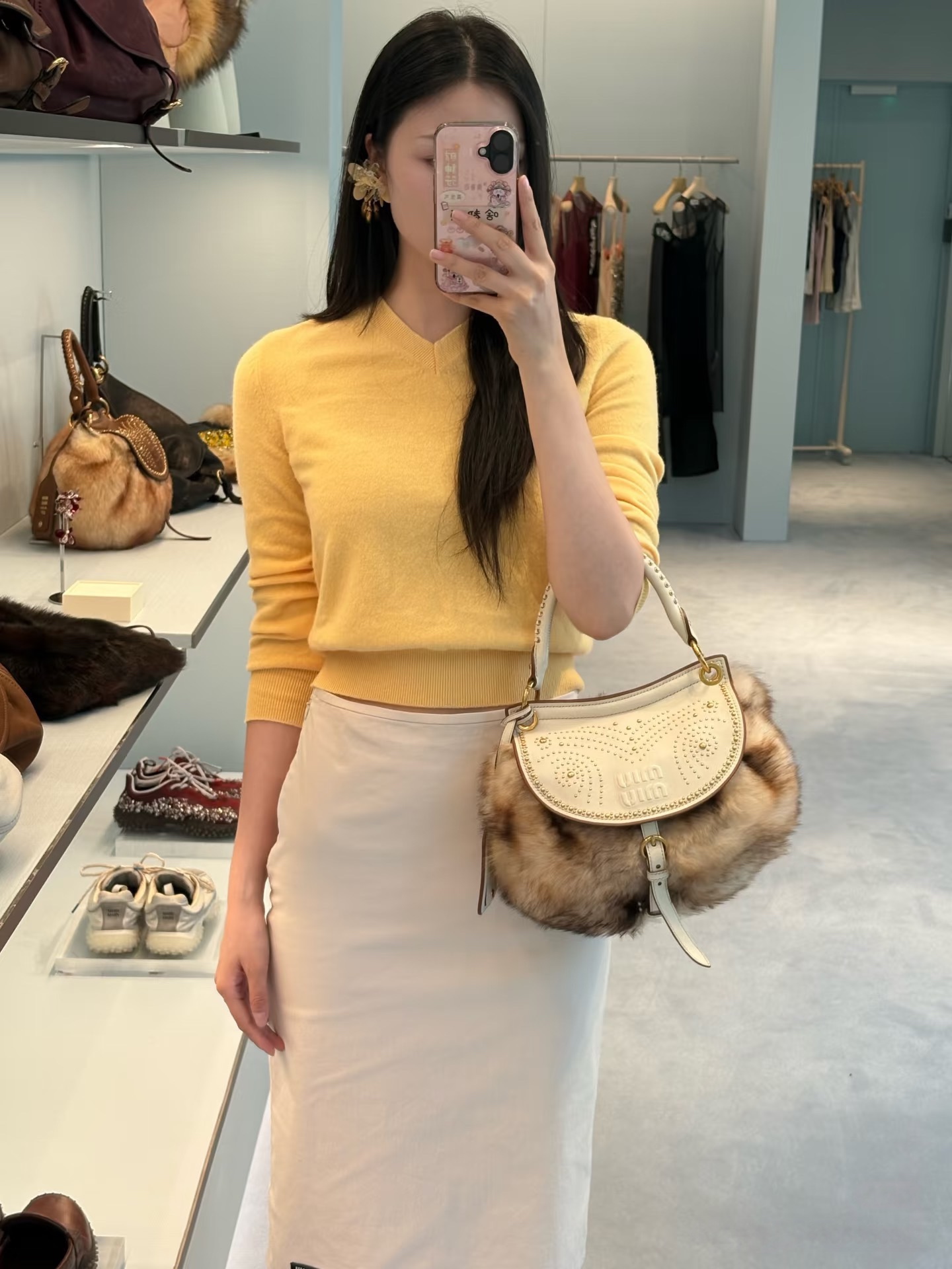 NO:907157,It has both a drapey and crisp feel. The high-waisted design modifies the waistline. The hip-hugging cut shows elegant curves. The three colors are low-key and versatile.19860909垂坠感和挺括感兼具 高腰设计修饰腰线 包臀剪裁展现优雅曲线 三个颜色低调百搭,,,Women's clothing
