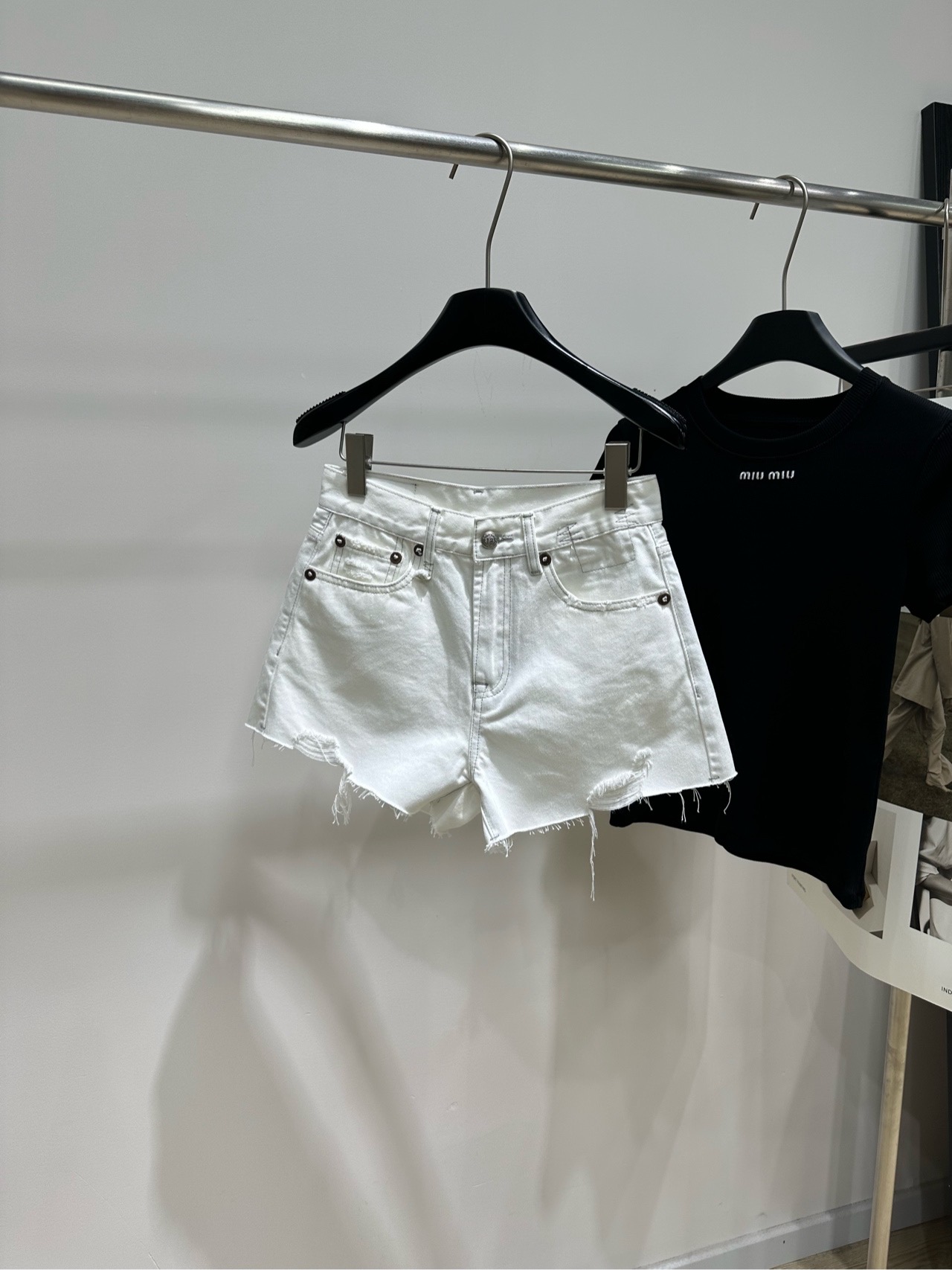 NO:907149,[R13 white raw edge ripped denim shorts], material denim cotton color white R13 white denim shorts!  It is simply the C position in the hot girl's wardrobe. The high-waist design + slightly flared trouser legs make the legs look ridiculously long. Just put on a suspender belt or a short T, and the legs will be 2.8 meters long!  The fabric is the kind of soft but not slumped denim, which is super comfortable to wear. And the white color is really versatile!  Whether it is paired with a bright top or a basic style, it can be easily worn and instantly become the focus of the street!  The most amazing thing is its shape!  Slightly flared trouser legs just modify the flesh of the thighs. The high-waist design pulls the waistline very high. Small sisters can also wear it to achieve the effect of long legs. Flat size S waist 68, hip 98, pants length 35 M waist 72, hips 102, pants length 36 L waist 76, hips 106, pants length 37. There will be an error of 2 to 3cm in manual measurement, which is normal, shorts,19860909【R13白色毛边破洞牛仔短裤】 ,面料牛仔棉 颜色白色 R13白牛仔短裤！简直是辣妹衣橱里的C位担当 高腰设计+微喇裤腿,显腿长到离谱 随便搭个吊带或者短T,直接腿长两米八！ 面料是那种软而不塌的牛仔,穿起来超舒服 而且白色真的巨百搭！ 不管是配亮色上衣还是基础款 都能轻松驾驭,秒变街头焦点！ 最绝的是它的版型！ 微喇裤腿刚好修饰大腿肉肉 高腰设计把腰线拉得超高 小个子姐妹也能穿出大长腿效果 平铺尺码 S腰围68,臀围98,裤长35 M腰围72,臀围102,裤长36 L腰围76,臀围106,裤长37 手工测量会有2～3cm误差属于正常范围,,shorts,,Women's clothing