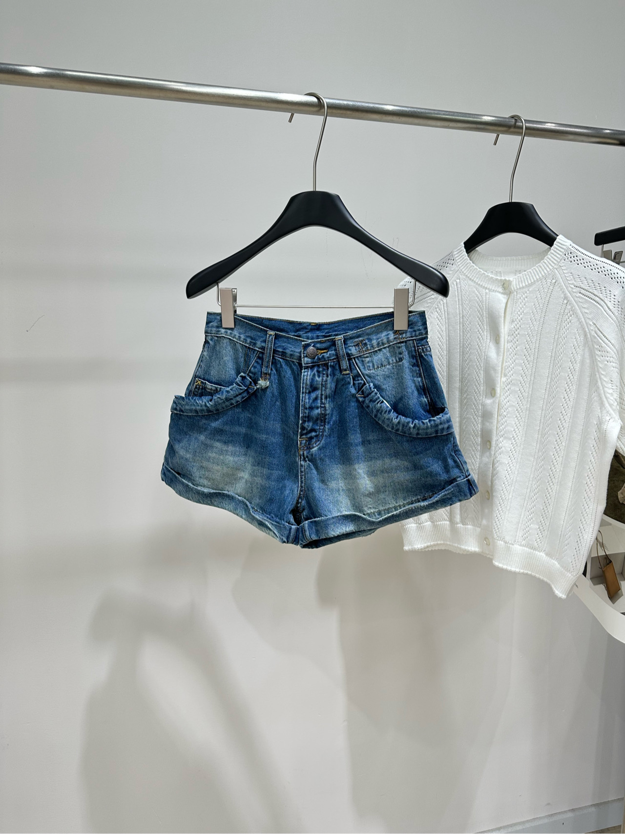 NO:908165,[R13 retro blue rolled hem denim shorts], fabric denim cotton, color blue, washed distressed denim shorts from R13, medium blue tone, with obvious whisker gradient and whitening effect, rolled hems + loose A-line shape, pocket outline is very three-dimensional. R13 denim has always followed the American retro route. The shape and distressed feeling of these shorts are in place. Flat size S waist 70, hip 98, trouser length 34  M waist 74, hip 102, trouser length 35 L waist 78, hip 106, trouser length 36 There will be an error of 2~3cm in manual measurement, which is within the normal range, shorts,19860909【R13复古蓝色卷边牛仔短裤】 ,面料牛仔棉 颜色蓝色 R13 的水洗做旧牛仔短裤 中蓝色调,有明显的猫须渐变和磨白效果 卷边裤脚 + 宽松 A 字版型 口袋轮廓很立体 R13 的牛仔一直走美式复古路线 这条短裤版型和做旧感都很到位 平铺尺码 S腰围70,臀围98,裤长34 M腰围74,臀围102,裤长35 L腰围78,臀围106,裤长36 手工测量会有2~3cm误差属于正常范围,,shorts,,Women's clothing