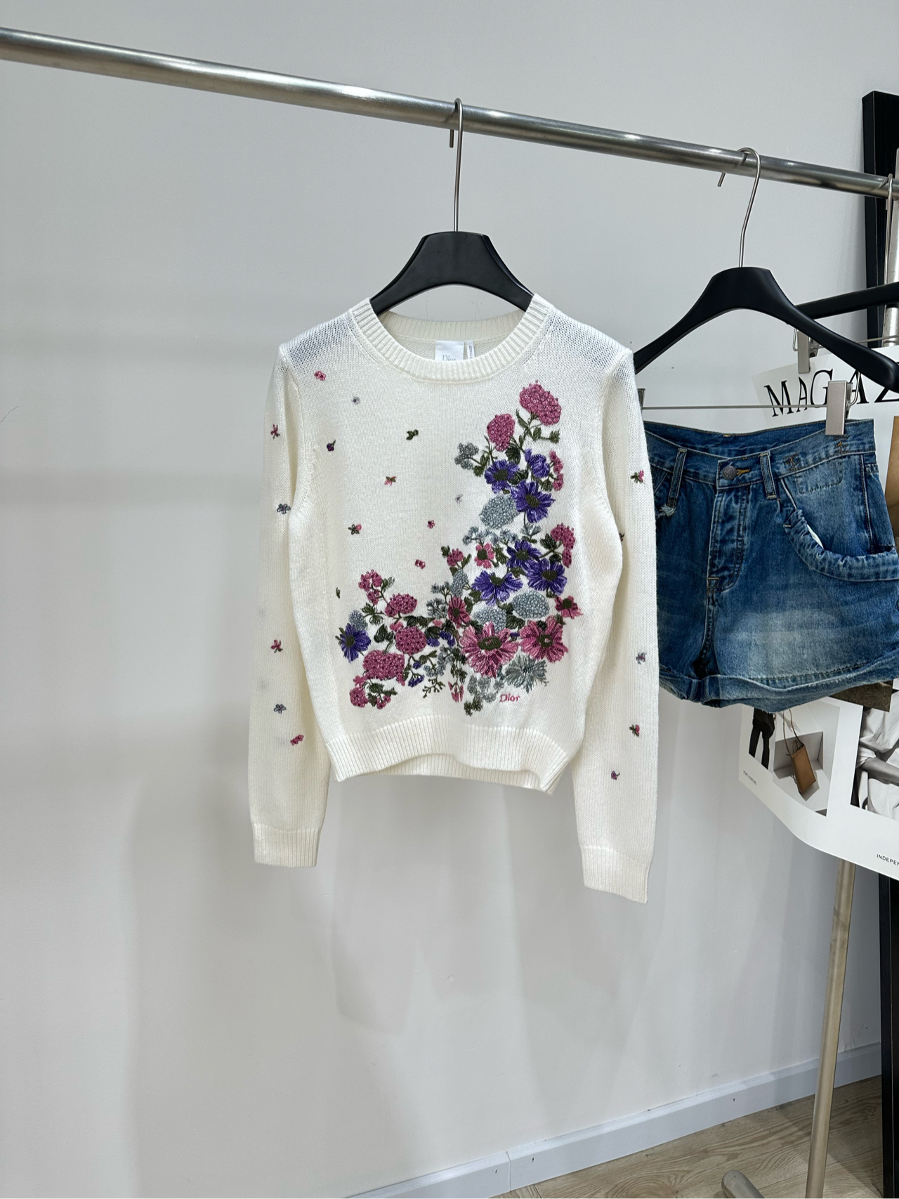 NO:908201,[D pink and purple floral sequin embroidered long-sleeved crew neck sweater], made of cashmere, color milky white, Dio*'s white knitted long-sleeved sweater is made of soft material and is super comfortable to wear in autumn!  Purple pink flower embroidery + green leaves on the front. Exquisite details and full brand sense. The round neck design is simple and elegant, and the short sleeves are refreshing. It goes well with denim shorts or skirts. It is easy to get an elegant and casual style~ It can be easily used for daily outings and vacations. Comfortable and stylish, a must-have for fashionable girls!  Flat size S shoulder width 36, bust 88 stretch, length 49, sleeve length 59 M shoulder width 37, chest 92 stretch, length 50, sleeve length 60 L shoulder width 38, bust 96 stretch, length 51, sleeve length 61 There will be an error of 2 to 3cm in manual measurement, which is within the normal range, dior, skirts, shorts, sweaters, T-shirt,19860909【D粉紫花朵亮片刺绣长袖圆领毛衣】 ,面料羊绒 颜色奶白色 Dio*这款白色针织长袖毛衣 采用柔软材质,秋季穿超舒服！ 正面紫粉花卉刺绣+绿色叶片 细节精致,品牌感满满 圆领设计简约大方,短袖清爽 搭配牛仔短裤或半裙都很出彩 轻松get优雅休闲风～ 日常出街、度假都能轻松驾驭 舒适又有设计感,时髦女孩必备！ 平铺尺码 S肩宽36,胸围88弹力,衣长49,袖长59 M肩宽37,胸围92弹力,衣长50,袖长60 L肩宽38,胸围96弹力,衣长51,袖长61 手工测量会有2～3cm误差属于正常范围,,dior,skirts,shorts,sweaters,T-shirt,,Women's clothing