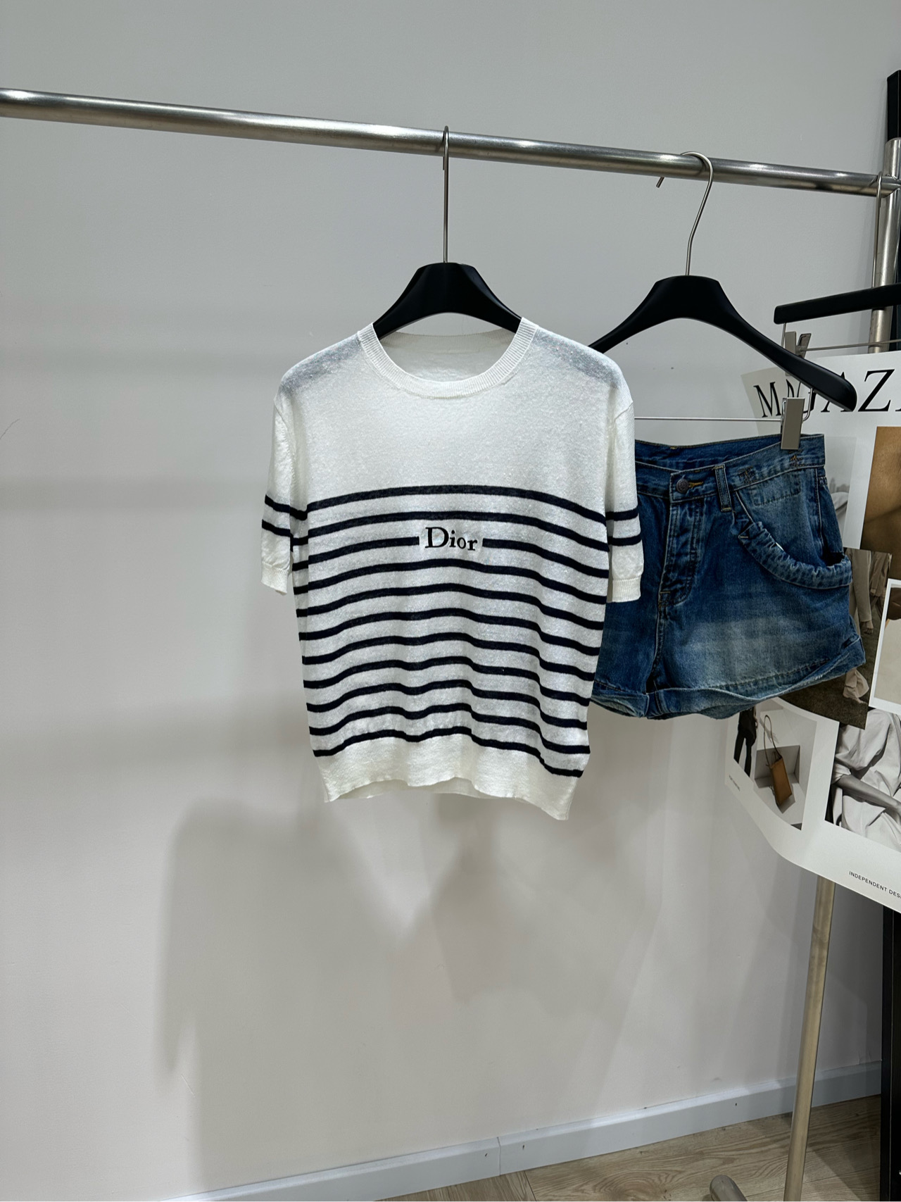 NO:908191,[D navy blue with white stripes embroidered letters knitted short-sleeved T-shirt], fabric linen + mulberry silk + cashmere, color navy blue with white stripes Dio* 2026 early autumn series striped knitted short-sleeved T-shirt, soft knitted fabric, comfortable and breathable, a must-have in summer!  White background + dark blue stripes, 'Dio*' logo on the chest. Simple and recognizable. Round neck design, versatile and easy to match. It looks great with jeans or short skirts. Easily switch between casual or elegant style~ The striped element brings a French lazy atmosphere. It can be easily worn on vacation and daily life!  Flat size S shoulder width 41, bust 90 elastic, length 50, sleeve length 21 M shoulder width 43, chest 94 stretch, length 52, sleeve length 22 L shoulder width 45, chest 98 stretch, length 54, sleeve length 23 Manual measurement will have an error of 2 to 3cm, which is within the normal range, dior, skirts, jeans, T-shirt, tees, t-shirt,19860909【D藏蓝拼白条纹刺绣字母针织短袖】 ,面料亚麻+桑蚕丝+羊绒 颜色藏蓝拼白条纹 Dio* 2026早秋系列条纹针织短袖T恤 柔软针织面料,穿着舒适透气,夏天必备！ 白色底色+深蓝条纹,胸前“Dio*”标志 简约又有辨识度 圆领设计,百搭不挑人 无论配牛仔裤还是短裙都很出彩 轻松切换休闲or优雅风格～ 条纹元素自带法式慵懒氛围 度假日常都能轻松驾驭！ 平铺尺码 S肩宽41,胸围90弹力,衣长50,袖长21 M肩宽43,胸围94弹力,衣长52,袖长22 L肩宽45,胸围98弹力,衣长54,袖长23 手工测量会有2～3cm误差属于正常范围,,dior,skirts,jeans,T-shirt,tees，t-shirt,,Women's clothing