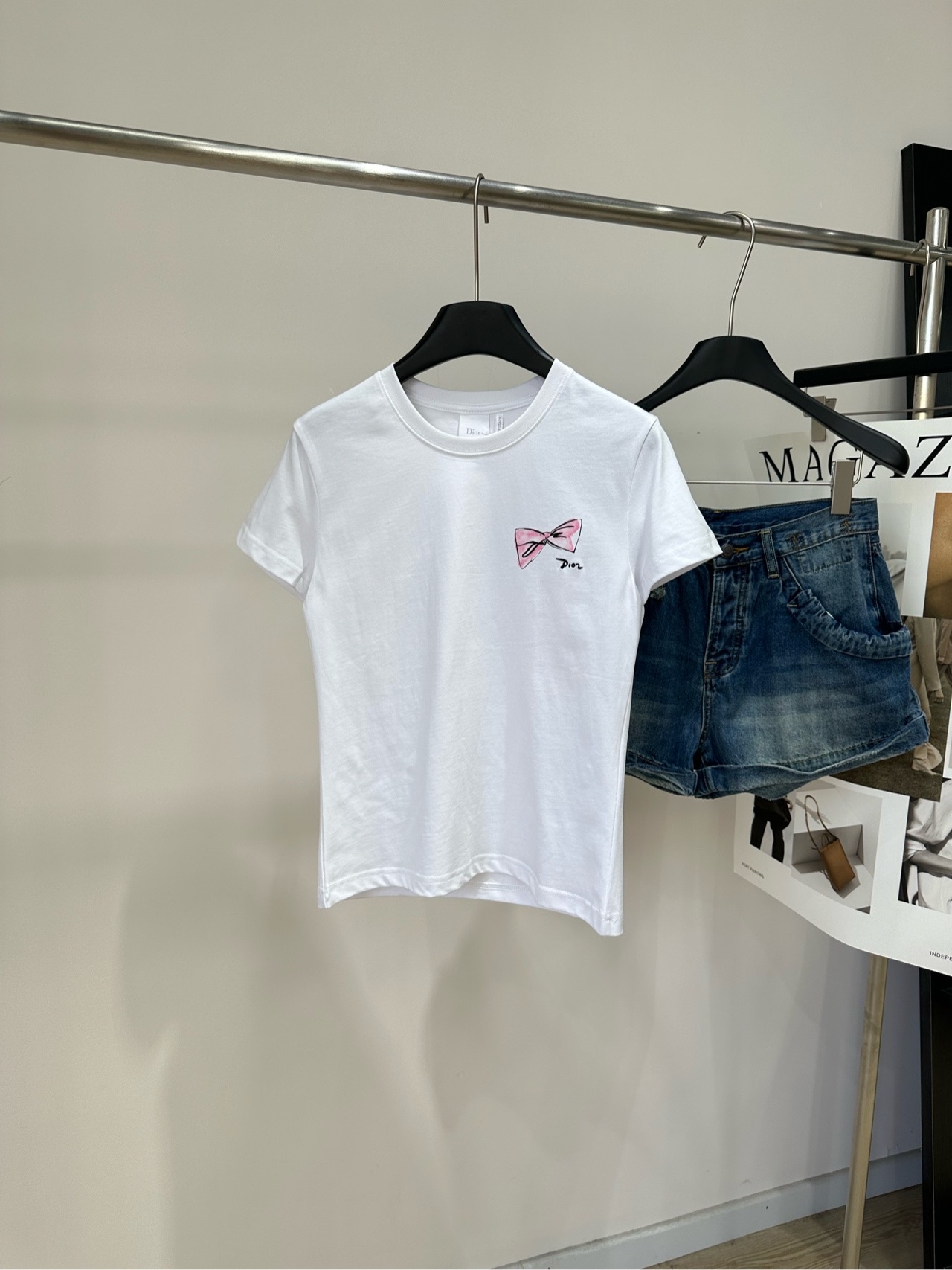 NO:910106,[D white pink bow printed round neck short-sleeved T], fabric cotton color white Dio* refreshing white T with a clean atmosphere hand-painted pink bow + Dio* logo on the left chest sweet but not greasy and low-key elegant Selected cotton fabric is soft and skin-friendly The upper body is breathable and comfortable, the version is stiff and not easy to deform The short cut with a slightly tight fit Easily modify the body shape, match with high-waisted bottoms to instantly change the proportion of 30 to 70 points Minimalist design is super versatile  Can be worn with jeans, skirts, and sweatpants. Suitable for daily commuting, dates and outings. Flat size S shoulder width 39, bust 84, length 56, sleeve length 16 M shoulder width 40, chest 88, length 57, sleeve length 17 L shoulder width 41, chest 92, length 58, sleeve length 18. There will be an error of 2~3cm in manual measurement, which is within the normal range, dior, skirts, jeans, T-shirt,19860909【D白色粉蝴蝶结印花圆领短袖T】 ,面料棉 颜色白色 Dio*清爽白T自带干净氛围感 左胸手绘风粉蝴蝶结+Dio*标识 甜而不腻又低调显贵 精选棉质面料柔软亲肤 上身透气舒适,版型挺括不易变形 合身微收的短款剪裁 轻松修饰身形,搭配高腰下装秒变三七分比例 极简设计超百搭 搭配牛仔裤、半裙、运动裤都能驾驭 日常通勤、约会出游都合适 平铺尺码 S肩宽39,胸围84,衣长56,袖长16 M肩宽40,胸围88,衣长57,袖长17 L肩宽41,胸围92,衣长58,袖长18 手工测量会有2~3cm误差属于正常范围,,dior,skirts,jeans,T-shirt,,Women's clothing