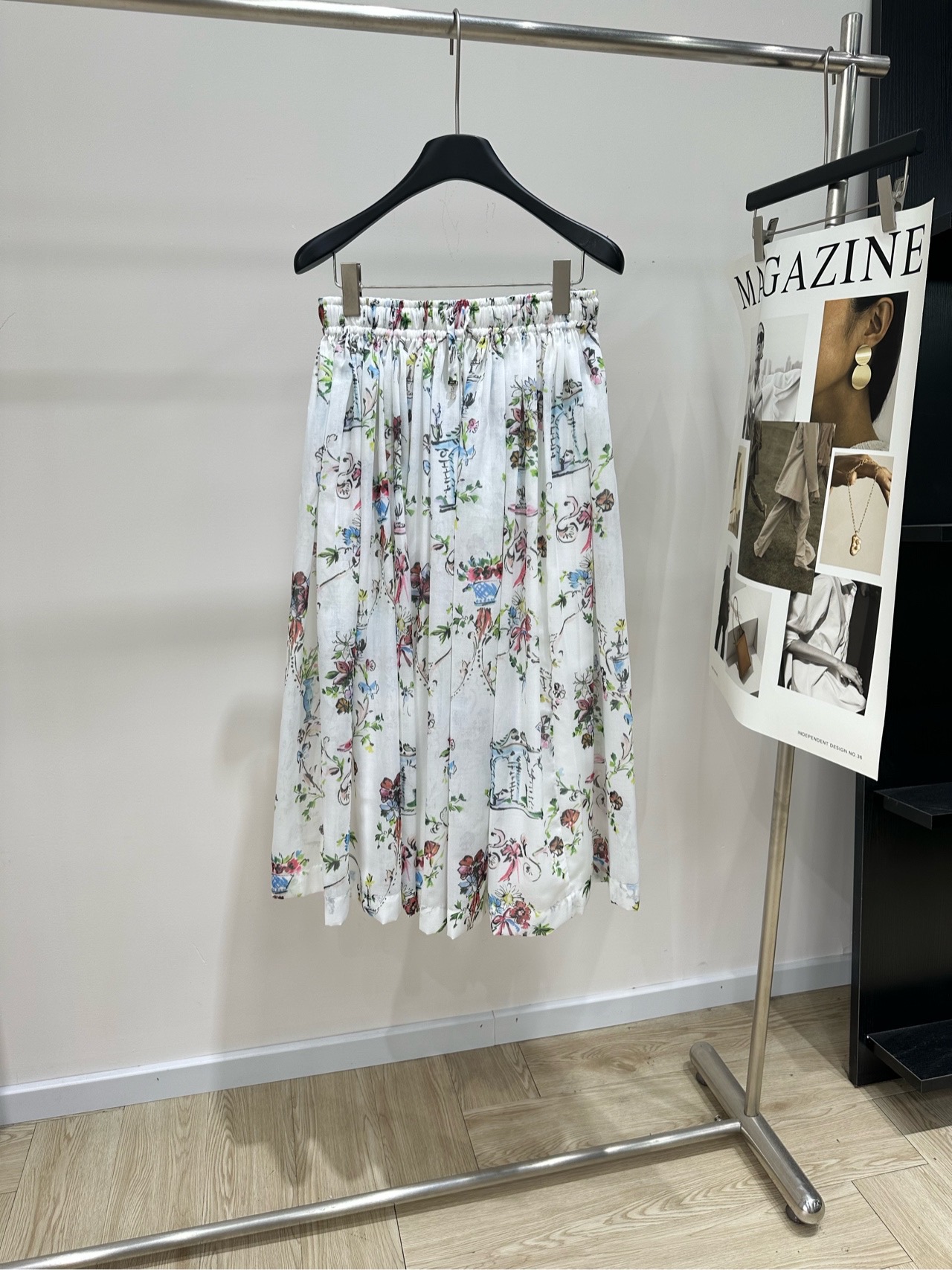 NO:910147,[DR plant flower large hem cotton yarn mid-length skirt], fabric cotton color picture color Dio* white base vase print elastic mid-length skirt pure white base with retro vase flowers all over the print Classic European pattern has an elegant French atmosphere, the color is soft and eye-catching Light and breathable Tencel blend fabric drape and elegant, the upper body has a lazy and relaxed feeling, refreshing and not stuffy to wear in spring and summer Full waist elastic gathered waist, does not pick up the waistline and does not tighten the belly  Highly tolerant, easy to put on and take off. Large A-line mid-length cut, naturally hanging and spreading. Hidden crotch to cover the thighs, modifying the lower body line for a super slimming look. Gentle and atmospheric item. Suitable for knitted sweaters, shirts and suspenders. Easily create an elegant look for vacation, afternoon tea and daily commuting. Flat size S waist 68 elastic, skirt length 82 M waist 72 elastic, skirt length 83 L waist 76 elastic, skirt length 84  There will be an error of 2~3cm due to manual measurement, which is within the normal range, dior, skirts, shirts, etc.19860909【DR植物花卉大摆棉纱中长半裙】 ,面料棉 颜色图片色 Dio*白底花瓶印花松紧半身长裙 纯净白底搭配复古花瓶花卉满印 古典欧式纹样自带优雅法式氛围感,配色柔和耐看 轻薄透气天丝混纺面料 垂坠飘逸,上身自带慵懒松弛感,春夏穿清爽不闷 全腰松紧抽褶腰头,不挑腰围不勒腹 包容性强,穿脱轻松便捷 大摆A字中长剪裁,自然垂落散开 藏胯遮大腿,修饰下半身线条超显瘦 温柔氛围感单品 搭配针织小衫、衬衫、吊带都适配 度假、下午茶、日常通勤轻松拿捏优雅造型 平铺尺码 S腰围68弹力,裙长82 M腰围72弹力,裙长83 L腰围76弹力,裙长84 手工测量会有2~3cm误差属于正常范围,,dior,skirts,shirts,,Women's clothing