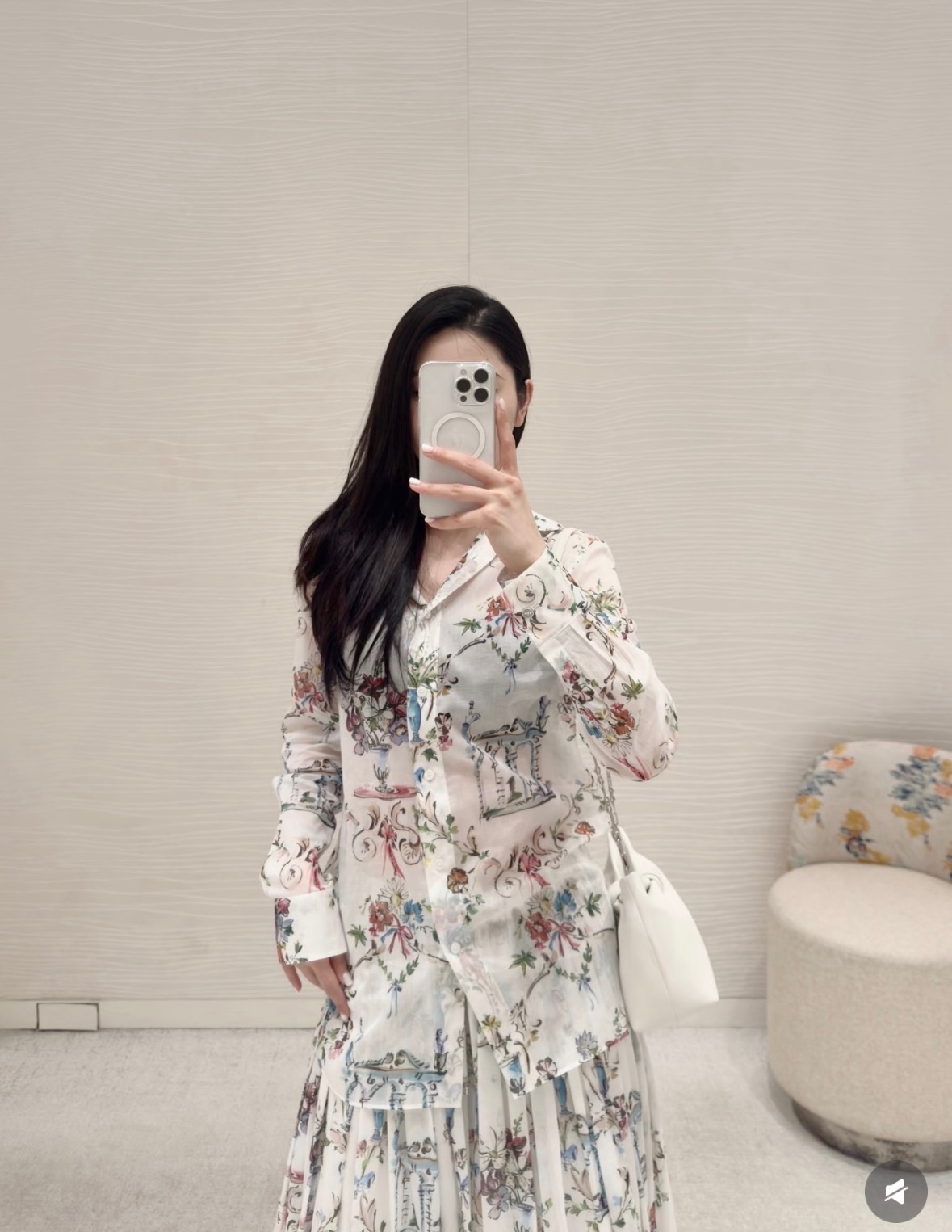 NO:910143,Breathable and draped, the upper body is light and not close-fitting. It is refreshing and burden-free to wear in spring and summer. The hand-painted vase with floral patterns on the white background is retro and elegant with bouquets, butterflies and porcelain vase elements.19860909透气垂坠,上身轻盈不贴身 春夏穿清爽无负担 白底手绘花瓶花卉满印图案 花束、蝴蝶、瓷瓶元素复古雅致,,,Women's clothing