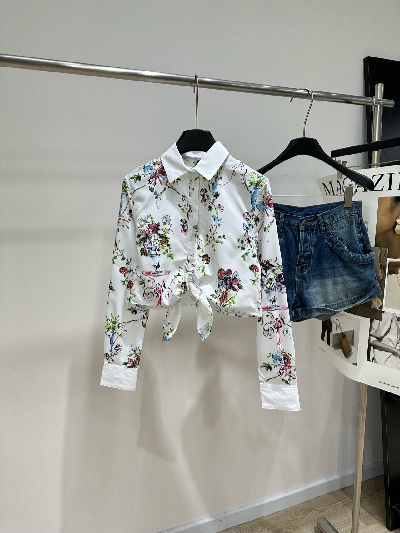 NO:910131,[DR plant flower lace-up short shirt], fabric cotton, color picture color Dio *Clean white background covered with European-style arches, flowers, birds watercolor hand-painted prints, full of romantic French pastoral atmosphere, classic peak lapel + full single-breasted design, simple, neat and unattractive, loose shoulder-dropped long sleeves, straight cuffs to modify the arm lines, the length can be knotted at the hem to create a short style, casual and slim, unlocking multiple ways to wear it  The high-count cotton fabric is crisp and breathable, with a refreshing and textured upper body. It is suitable for wearing alone, as an inner layer, or with a waistband and skirts/trousers. It has a full atmosphere for daily use, travel, and light commuting. Flat size S Shoulder width 39, bust 94, length 42, sleeve length 61 M Shoulder width 40, bust 98, length 43, sleeve length 62 L Shoulder width 41, bust 102, length 44, sleeve length 63  There will be an error of 2~3cm due to manual measurement, which is within the normal range, dior, skirts, shirts, etc.19860909【DR植物花卉系带短款衬衫】 ,面料棉 颜色图片色 Dio *干净白底铺满欧式拱门、繁花、小鸟水彩手绘印花 浪漫法式田园氛围拉满 经典尖翻领+全开单排扣设计 简约利落不挑人 宽松落肩长袖,平直袖口修饰手臂线条 衣长可下摆打结打造短款造型 随性显瘦,解锁多种穿法 高支棉面料挺括透气,上身清爽有质感 单穿、内搭、系腰搭配半裙/长裤都适配 日常、出游、轻通勤氛围感十足 平铺尺码 S肩宽39,胸围94,衣长42,袖长61 M肩宽40,胸围98,衣长43,袖长62 L肩宽41,胸围102,衣长44,袖长63 手工测量会有2~3cm误差属于正常范围,,dior,skirts,shirts,,Women's clothing