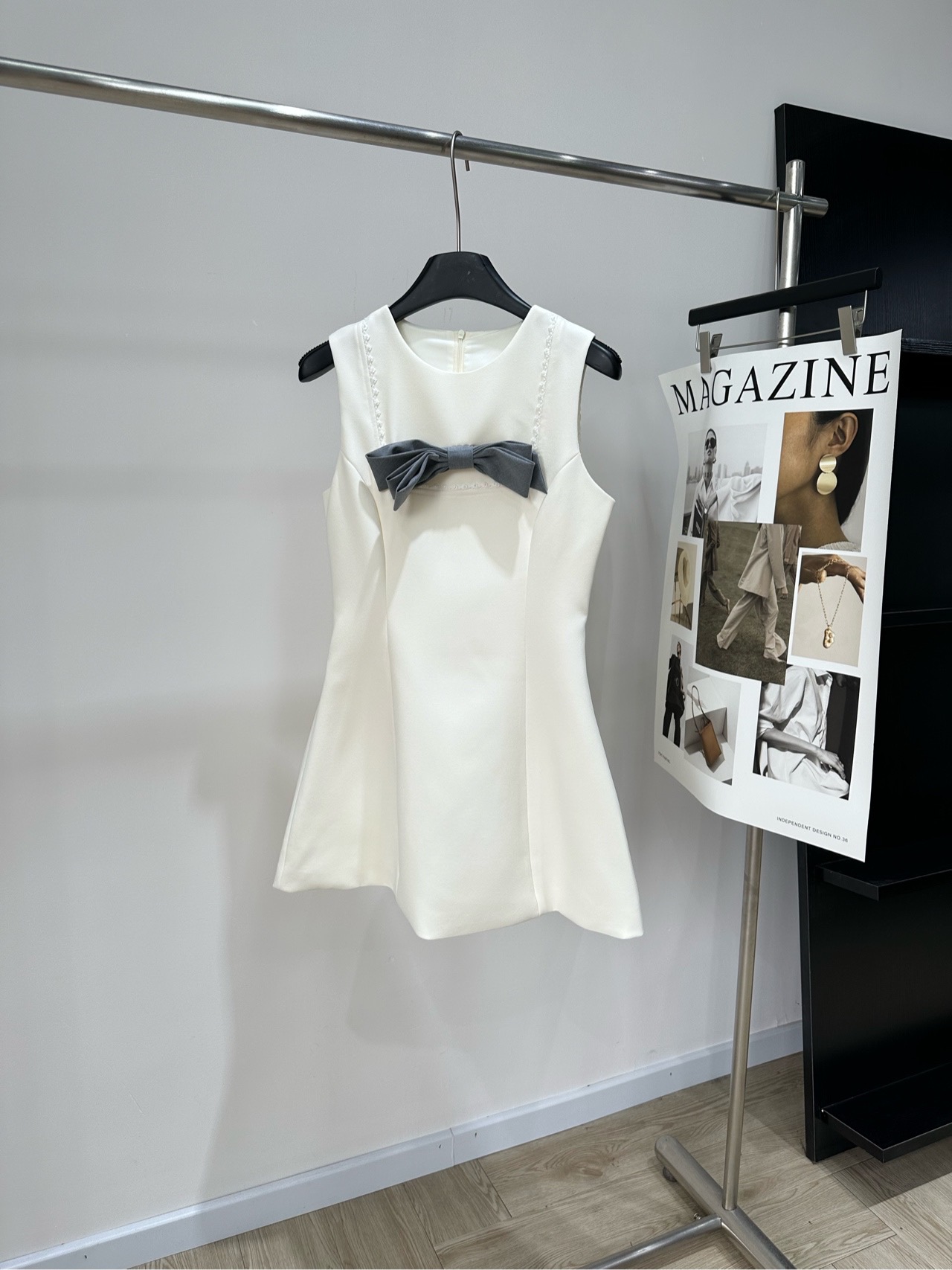 NO:910111,[Av milky white and gray bow sleeveless vest dress], fabric polyester + spandex, color milky white AIVEI~ sweet girl in early summer wears a creamy white fragrant skirt, summer gentleness, who can refuse a shining little white skirt, this little white skirt is really a treasure!  The fabric is very muscular and not squishy. The shape is very correct and the belly is completely hidden. A simple bow tie can give you a pure and sweet feeling. Carrying a small white bag and stepping on Mary Jane, the whole person feels soft and waxy. Whether it is a daily commute or a weekend date, it can completely hold up the scene!  Girls should wear more colors that make them feel better ~ Flat size S Shoulder width 33, bust 84, waist 70, skirt length 76 M Shoulder width 34, bust 88, waist 74, skirt length 77 L Shoulder width 35, bust 92, waist 78, skirt length 78 Manual measurement will have an error of 2~3cm, which is normal,,mary jane,skirts,19860909【Av奶白色灰蝴蝶结无袖背心裙】 ,面料涤纶+氨纶 颜色奶白色 AIVEI~初夏甜妹穿搭奶油白小香裙 夏日温柔感 谁能拒绝一条会发光的小白裙 这条小白裙真的挖到宝了！ 面料很有筋骨感,不会软塌塌 版型很正,小肚子完全藏住了～ 简简单单一个蝴蝶结 就能穿出清纯又甜美的感觉 拎上小白包,脚踩玛丽珍 感觉整个人都软软糯糯的～ 不管是日常通勤还是周末约会 都完全hold得住场面！ 女孩子就是要多穿这种让人心情变好的颜色呀～ 平铺尺码 S肩宽33,胸围84,腰围70,裙长76 M肩宽34,胸围88,腰围74,裙长77 L肩宽35,胸围92,腰围78,裙长78 手工测量会有2~3cm误差属于正常范围,,mary jane,skirts,,Women's clothing